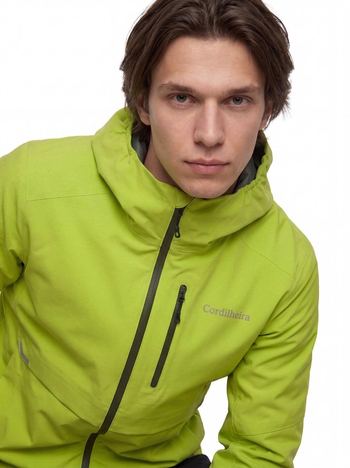 Detalhe do logo refletivo no peito da Jaqueta Anorak Cordilheira Defletor Masculina, Roupa da Marca Cordilheira com Boa qualidade, resistência e acabamento Confiável para atividades outdoor.