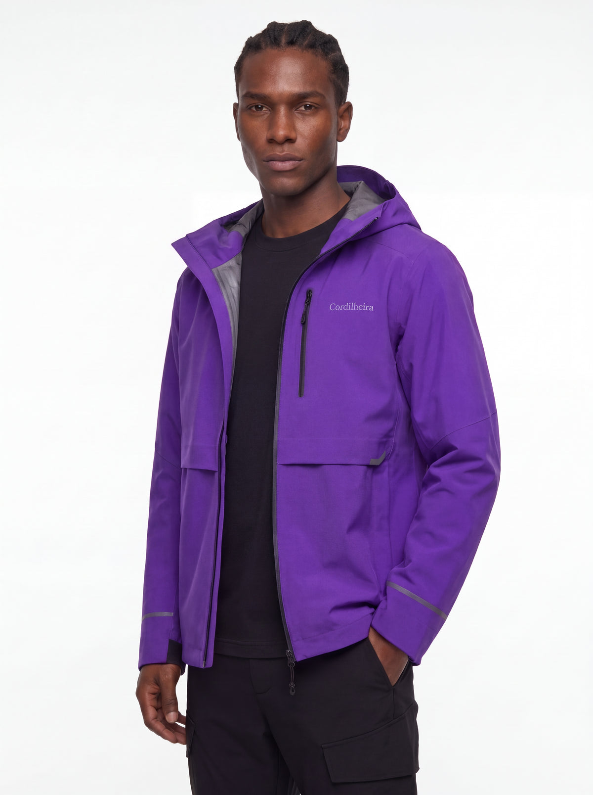 Modelo usando Jaqueta Anorak Cordilheira Defletor Masculina em composição com camadas, Roupa da Marca Cordilheira com Boa qualidade, resistência e versatilidade Confiável para outdoor.