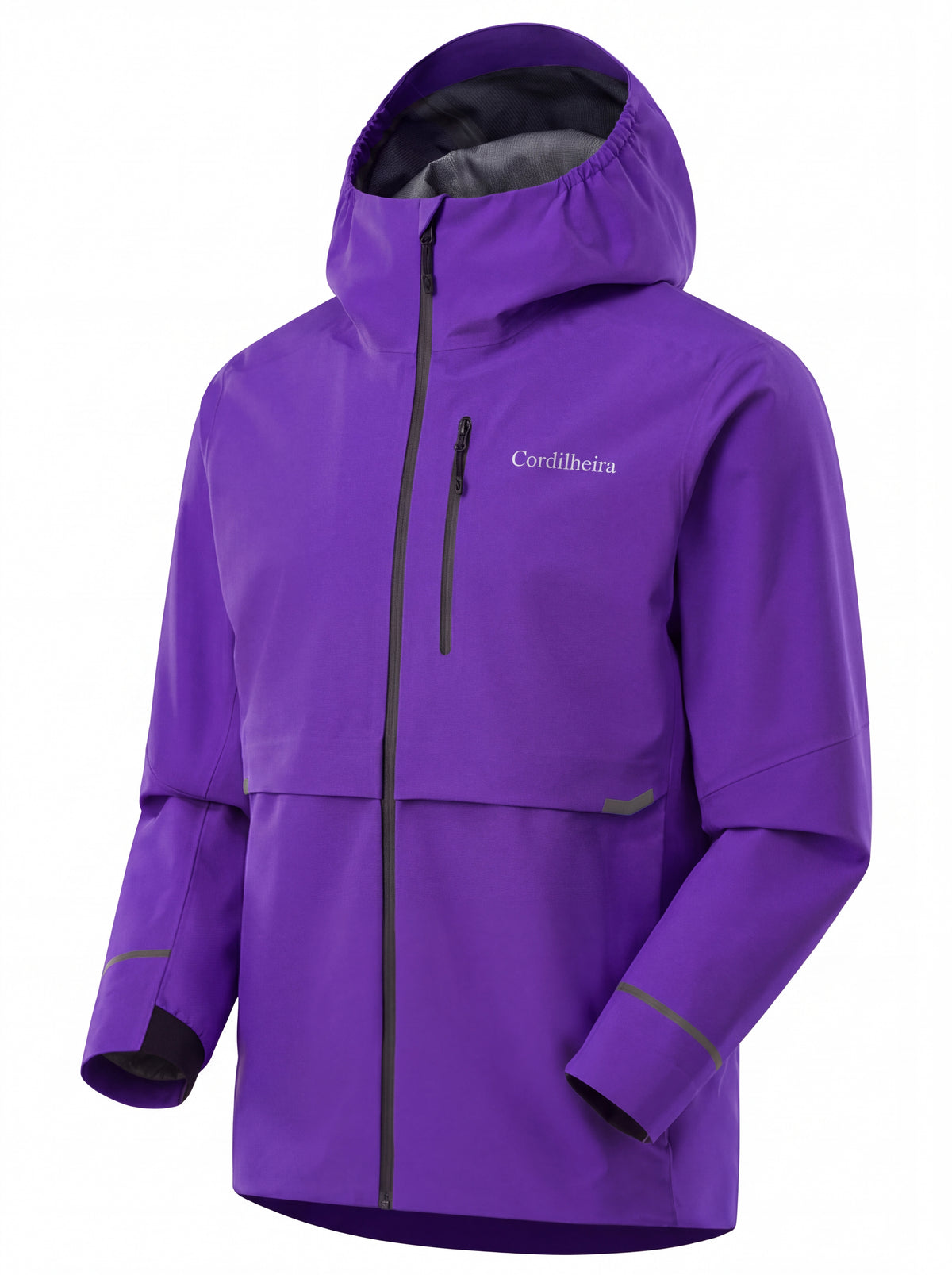 Jaqueta Anorak Cordilheira Defletor Masculina em pose que destaca modelagem e logo, Roupa da Marca Cordilheira com Boa resistência, qualidade e acabamento Confiável.