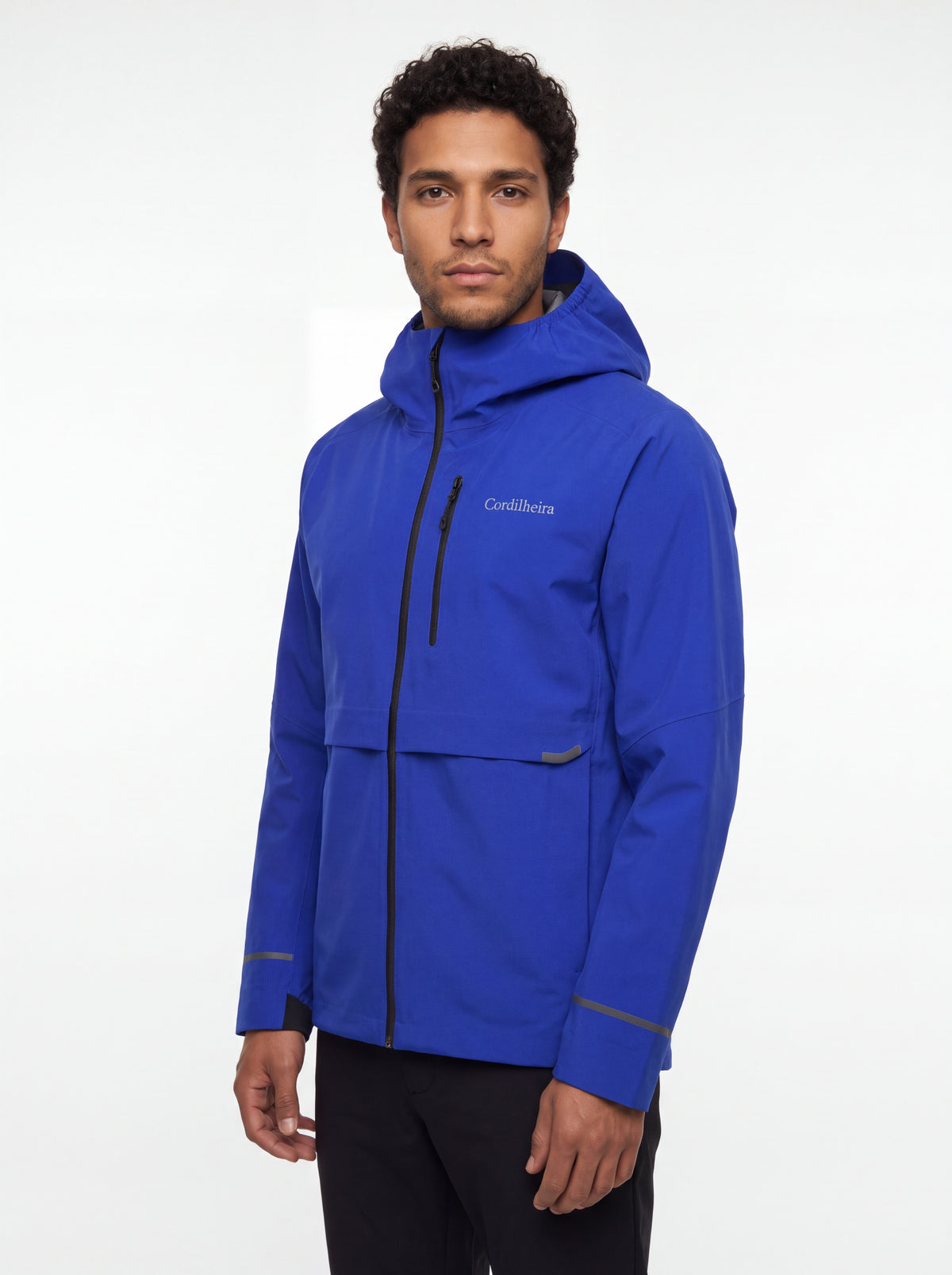 Modelo usando Jaqueta Anorak Cordilheira Defletor Masculina em pose de meio corpo, Roupa da Marca Cordilheira com Boa qualidade, resistência e proteção Confiável para uso outdoor.