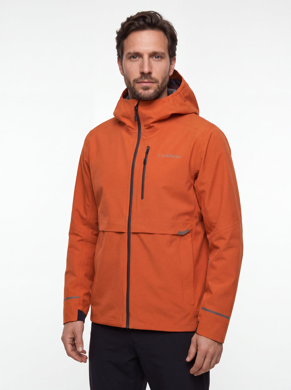 Modelo posando com Jaqueta Anorak Cordilheira Defletor Masculina, Roupa da Marca Cordilheira com Boa qualidade, resistência e proteção impermeável Confiável para uso ao ar livre.