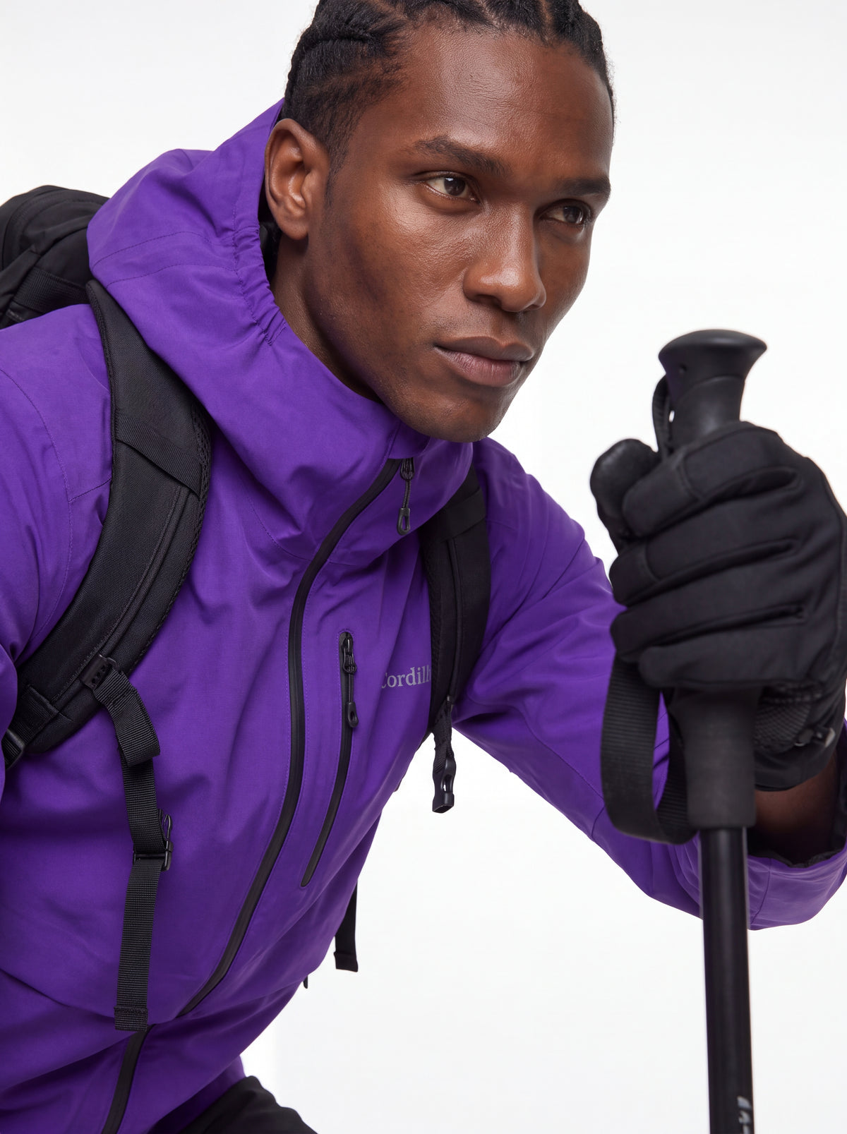 Modelo usando Jaqueta Anorak Cordilheira Defletor Masculina em proposta trail, Roupa da Marca Cordilheira com Boa resistência e impermeabilidade Confiável para aventuras ao ar livre.