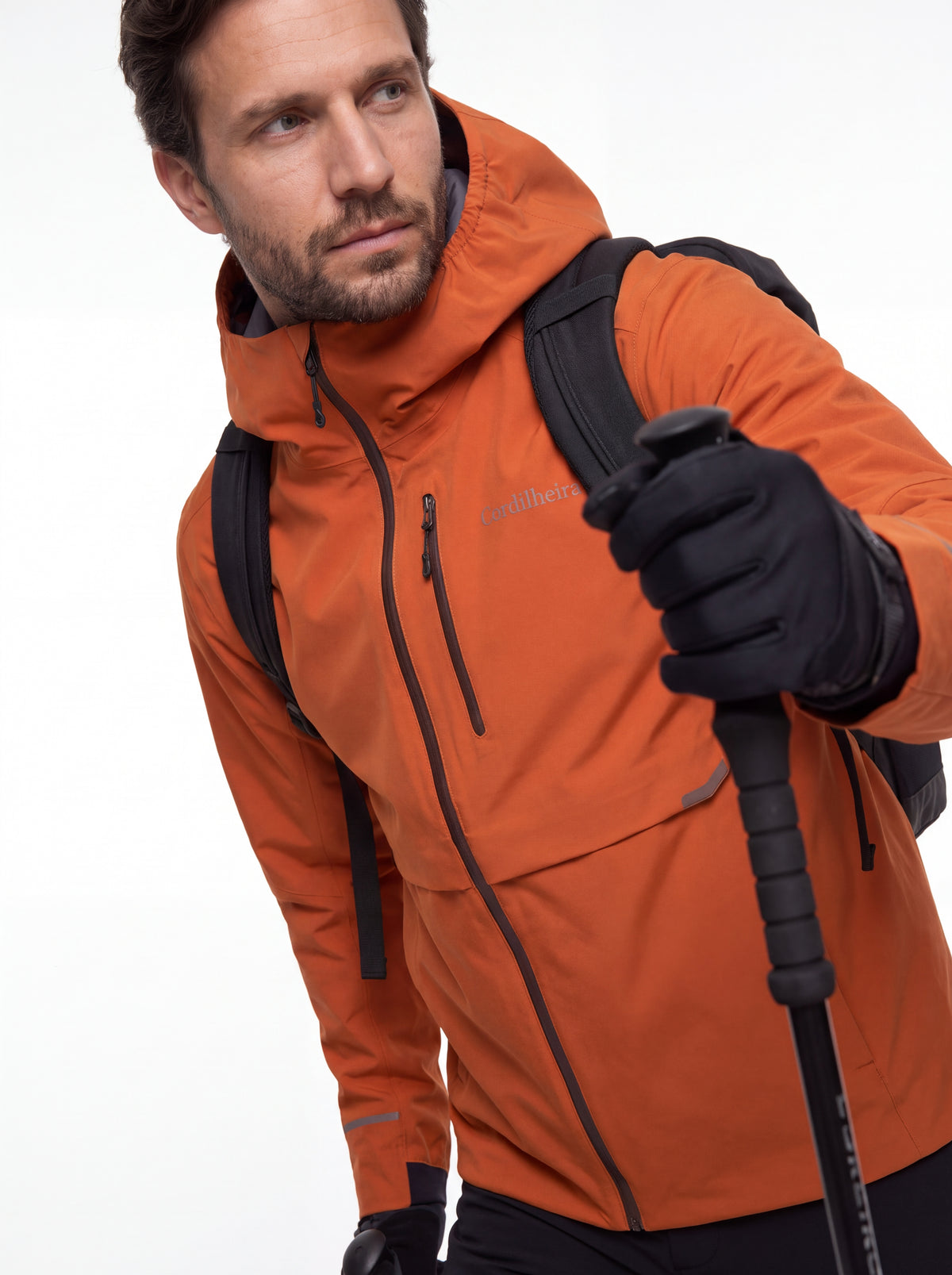 Modelo usando Jaqueta Anorak Cordilheira Defletor Masculina em proposta trail, Roupa da Marca Cordilheira com Boa resistência, impermeabilidade e proteção Confiável para atividades outdoor.