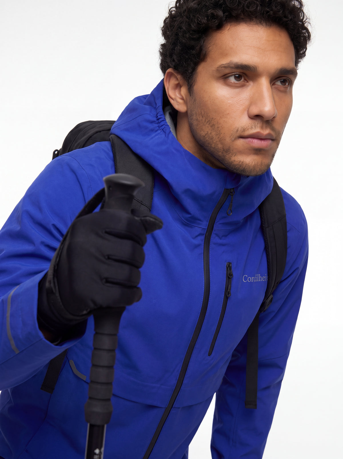 Modelo usando Jaqueta Anorak Cordilheira Defletor Masculina em proposta trail, Roupa da Marca Cordilheira com Boa resistência e proteção impermeável Confiável para esportes ao ar livre.