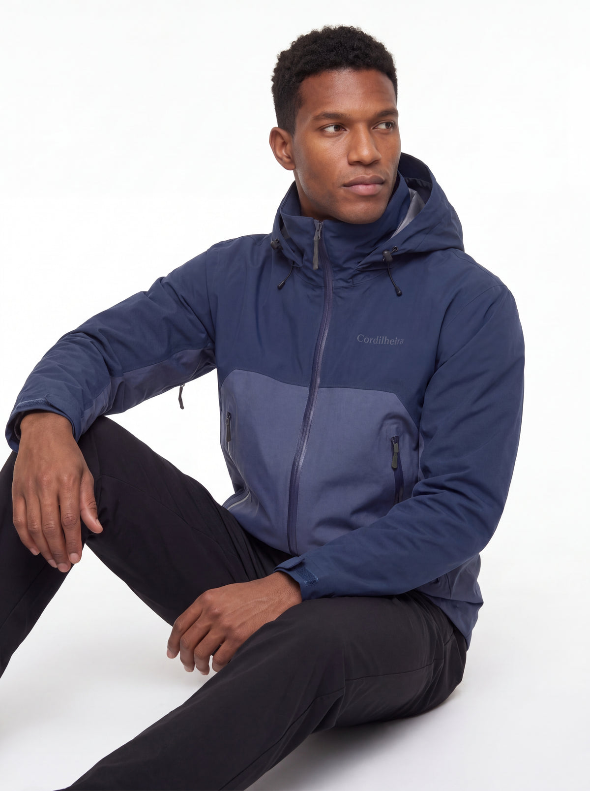 Modelo posando para catálogo de inverno com Jaqueta Anorak Cordilheira Heavy Storm Masculina, Roupa da Marca Cordilheira com Boa resistência, qualidade e proteção Confiável para frio e neve.