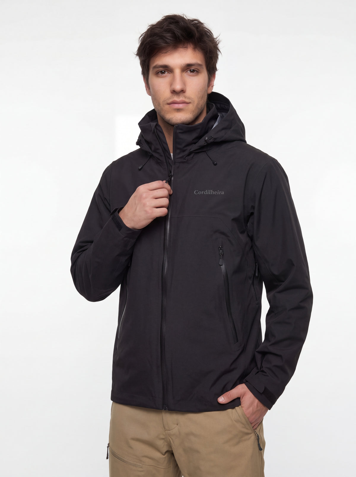 Modelo posando para catálogo de inverno com Jaqueta Anorak Cordilheira Heavy Storm Masculina, Roupa da Marca Cordilheira com Boa qualidade, resistência e proteção Confiável para frio e neve.