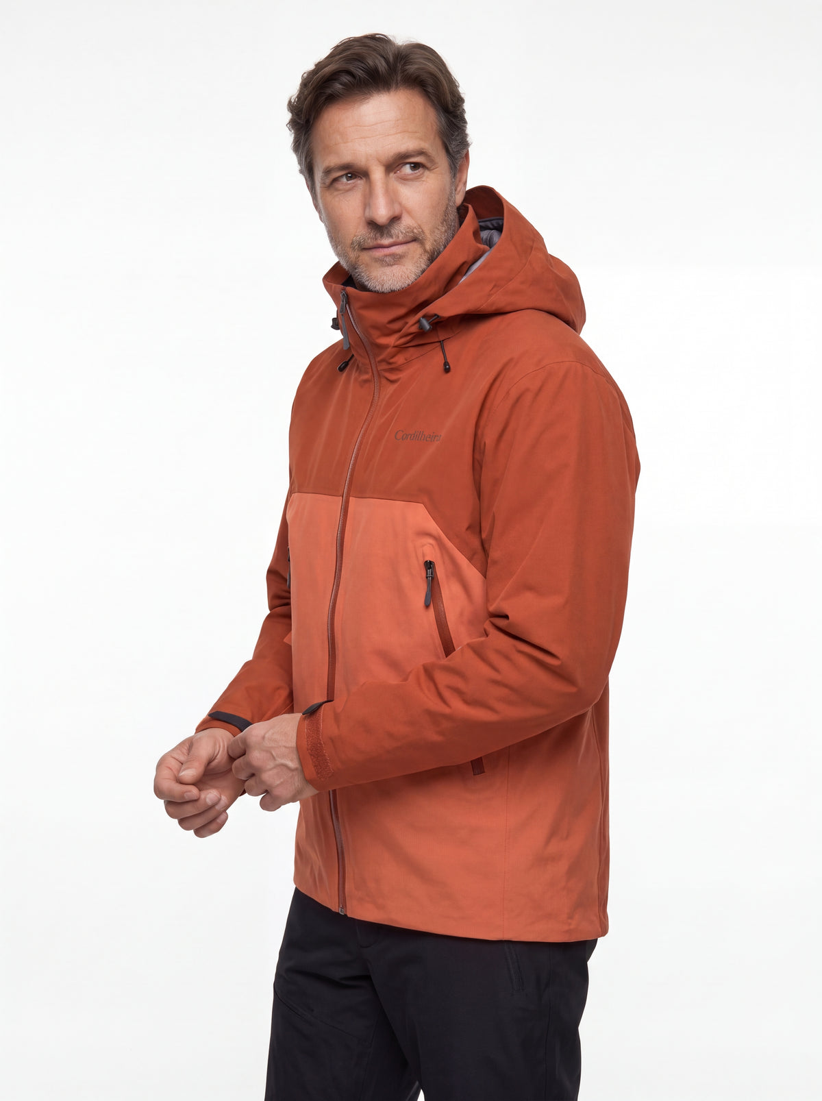 Modelo usando Jaqueta Anorak Cordilheira Heavy Storm Masculina em catálogo de inverno, Roupa da Marca Cordilheira com Boa resistência e proteção impermeável Confiável para neve.