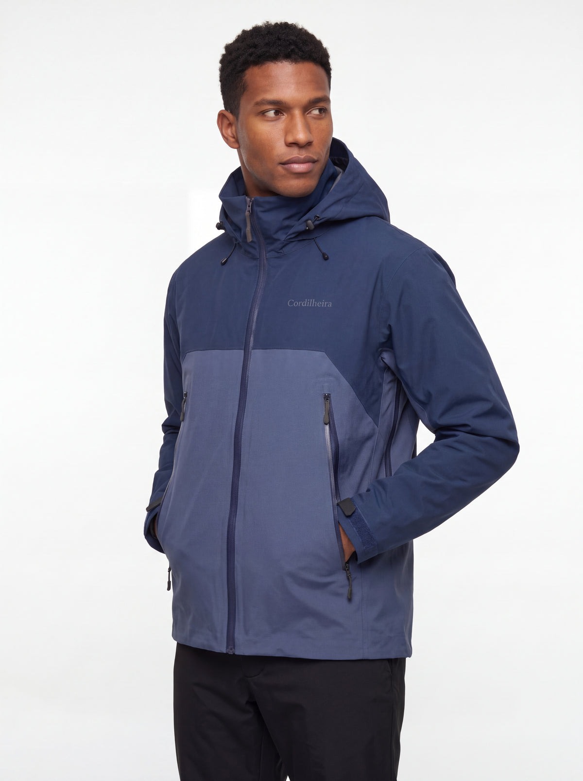 Modelo em ensaio de catálogo usando Jaqueta Anorak Cordilheira Heavy Storm Masculina, Roupa da Marca Cordilheira com Boa qualidade, resistência e proteção Confiável para outdoor.