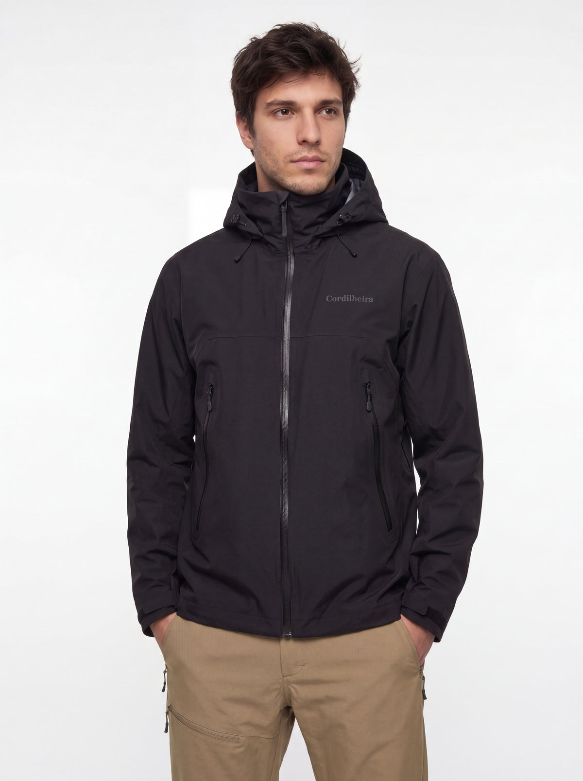 Modelo usando Jaqueta Anorak Cordilheira Heavy Storm Masculina em catálogo, Roupa da Marca Cordilheira com Boa qualidade, resistência e proteção Confiável para atividades outdoor.