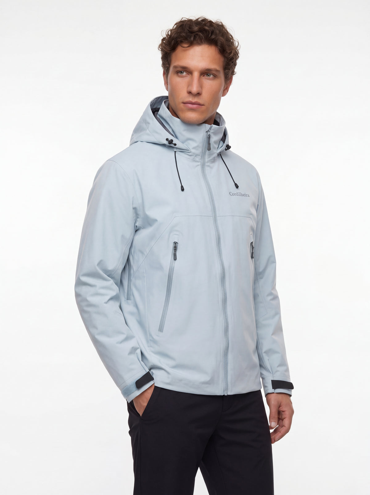 Modelo em catálogo de inverno com Jaqueta Anorak Cordilheira Heavy Storm Masculina, Roupa da Marca Cordilheira com Boa qualidade, resistência e proteção Confiável para trekking.