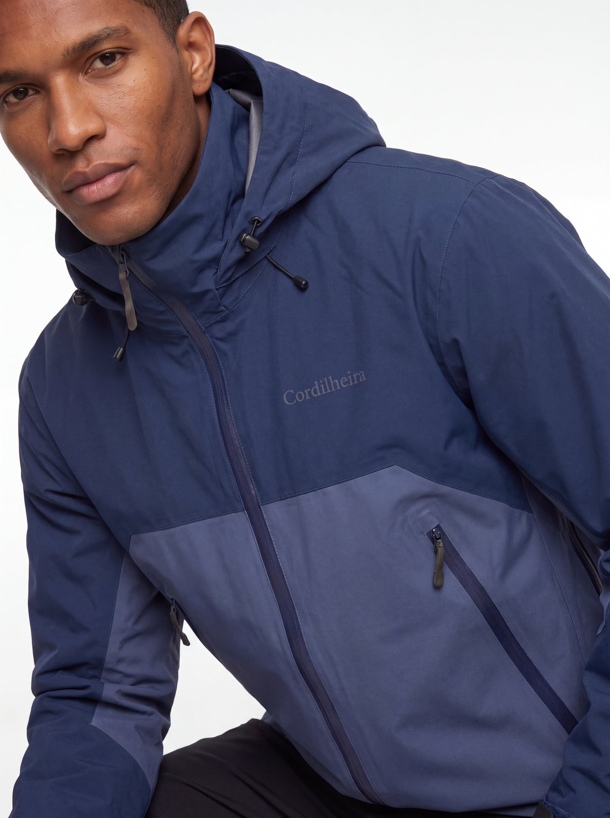 Close-up dos detalhes da Jaqueta Anorak Cordilheira Heavy Storm Masculina, Roupa da Marca Cordilheira com Boa resistência, qualidade e acabamento Confiável.