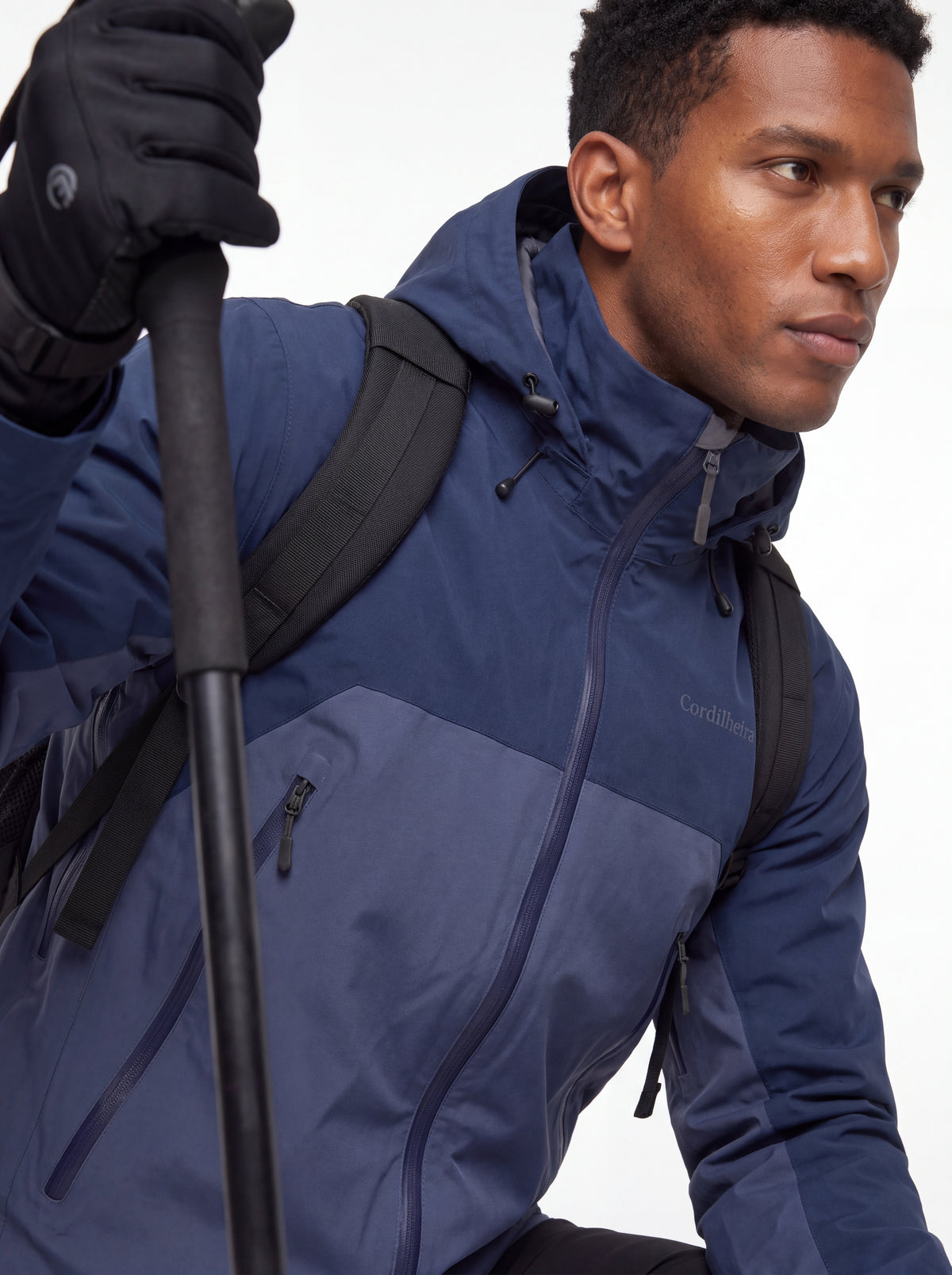 Close-up de modelo usando Jaqueta Anorak Cordilheira Heavy Storm Masculina, Roupa da Marca Cordilheira com Boa qualidade, resistência e acabamento Confiável para hiking e outdoor.