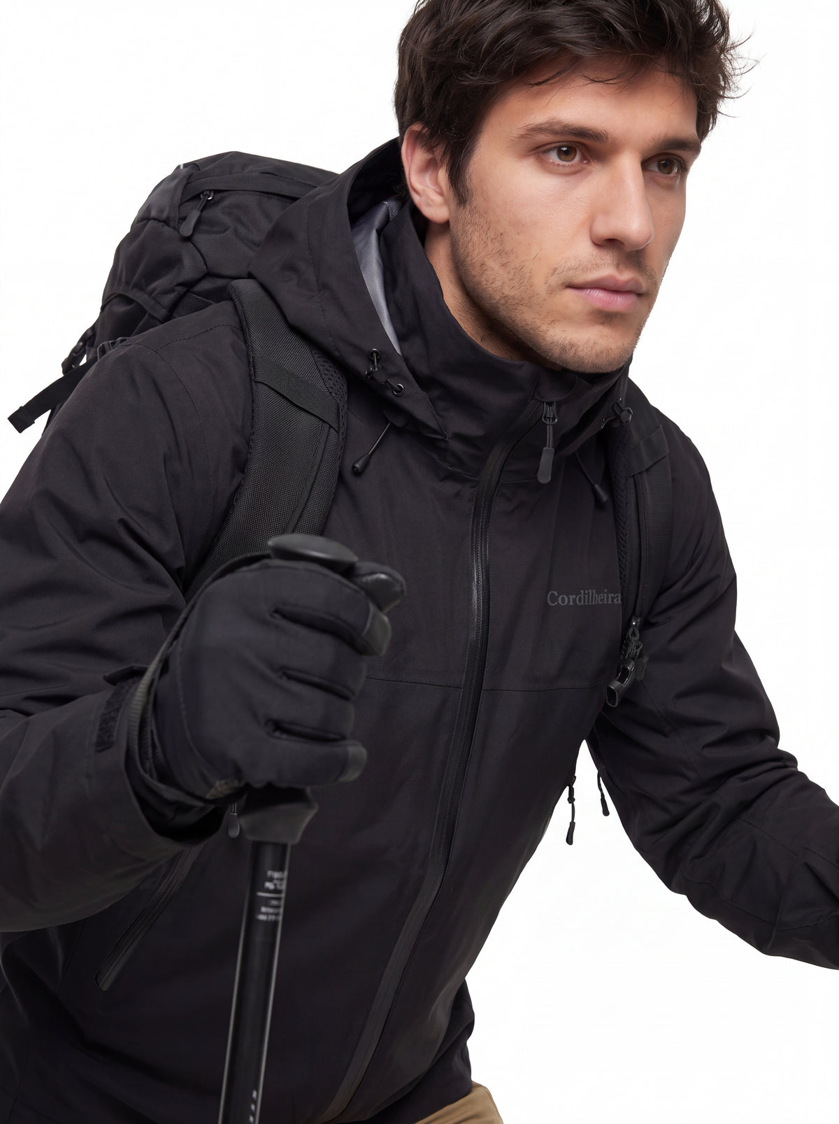 Close-up editorial da Jaqueta Anorak Cordilheira Heavy Storm Masculina, Roupa da Marca Cordilheira com Boa qualidade, resistência e acabamento Confiável para hiking e uso outdoor.