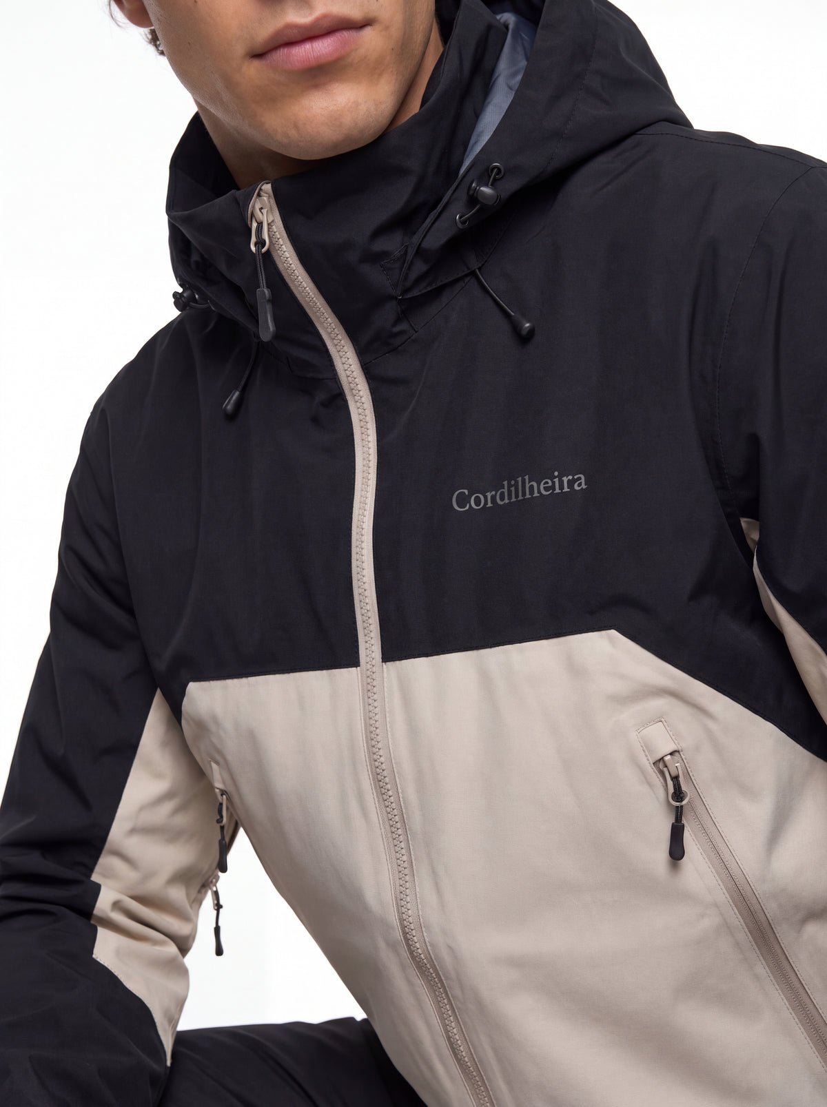 Close-up da Jaqueta Anorak Cordilheira Heavy Storm Masculina, Roupa da Marca Cordilheira com Boa qualidade, resistência e acabamento Confiável para trekking e atividades outdoor.