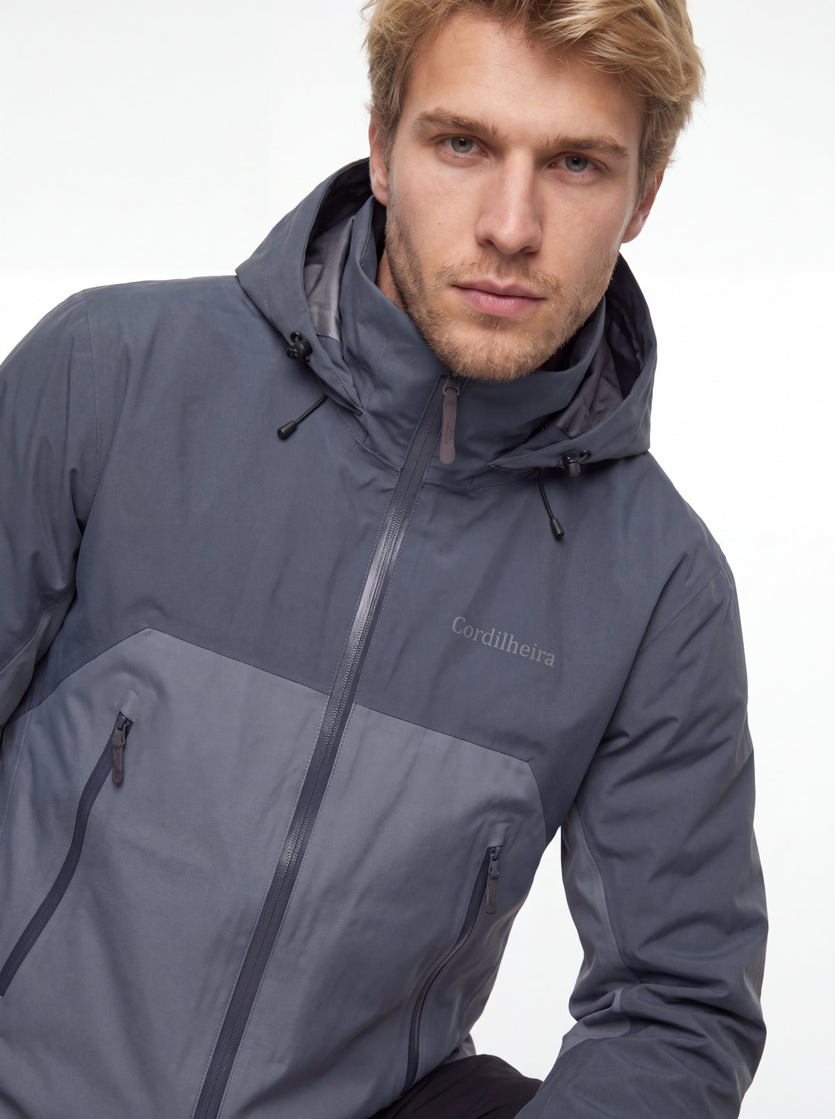 Close-up da Jaqueta Anorak Cordilheira Heavy Storm Masculina em uso, Roupa da Marca Cordilheira com Boa qualidade, resistência e acabamento Confiável.