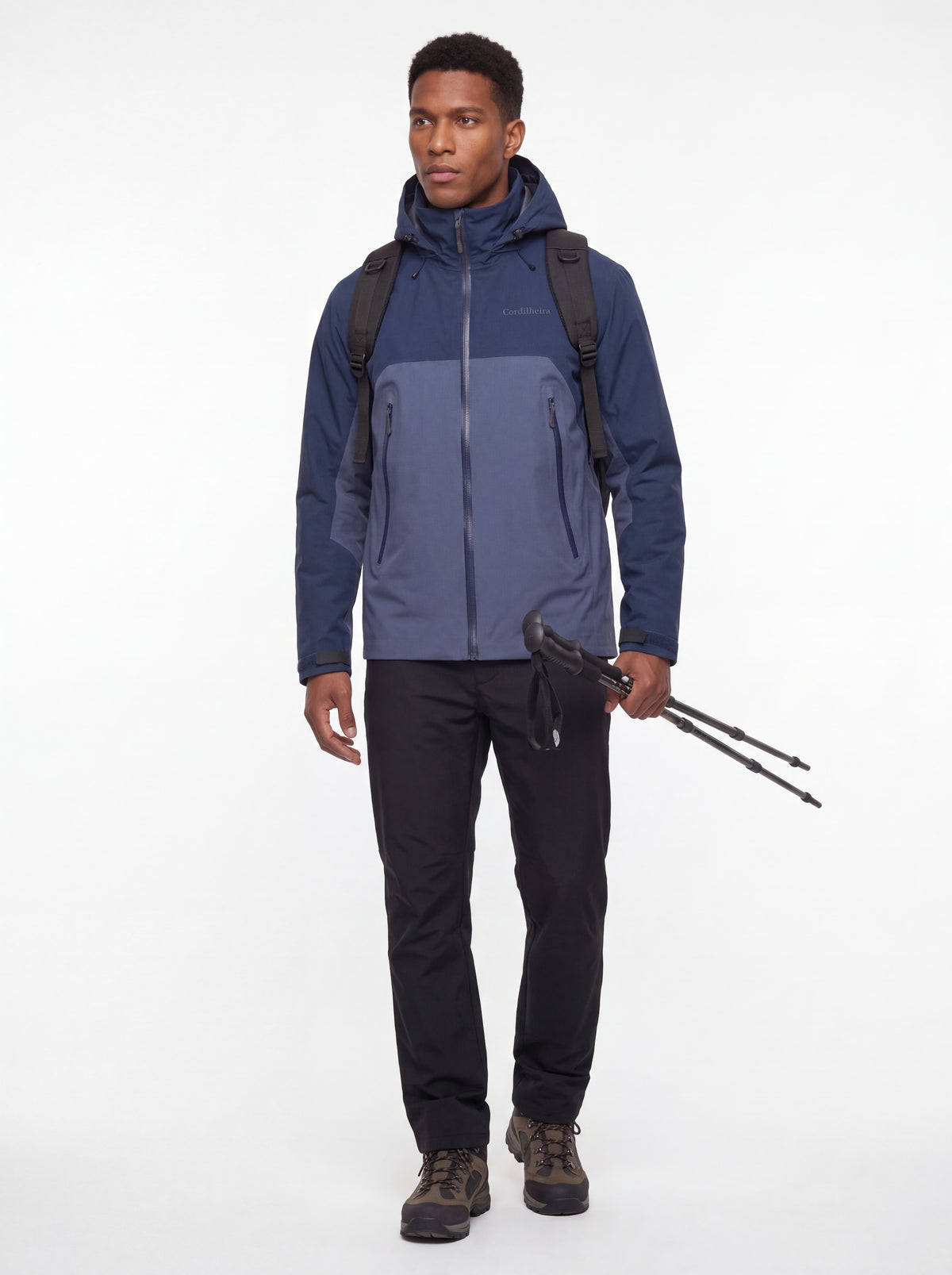 Modelo usando equipamento de hiking com Jaqueta Anorak Cordilheira Heavy Storm Masculina, Roupa da Marca Cordilheira com Boa resistência, impermeabilidade e proteção Confiável para trilhas, frio e neve.