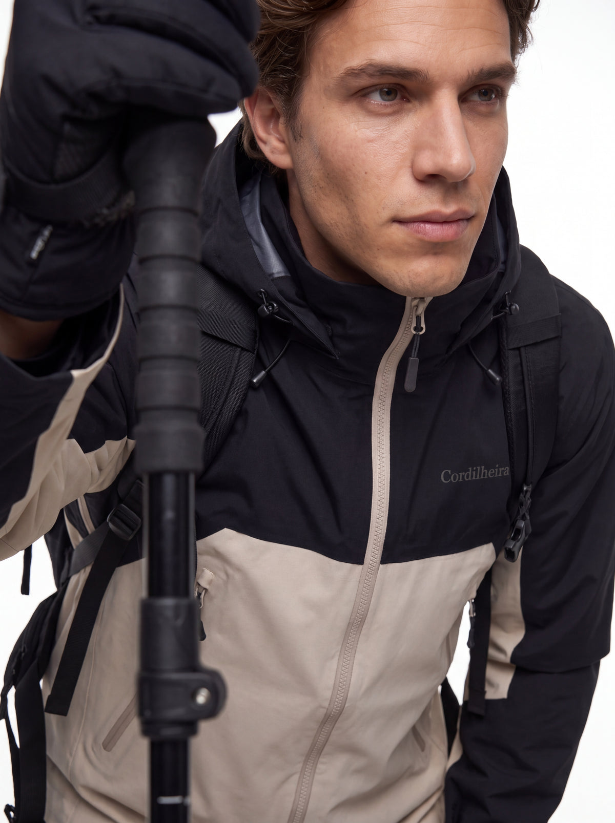 Modelo usando Jaqueta Anorak Cordilheira Heavy Storm Masculina em proposta hiking, Roupa da Marca Cordilheira com Boa resistência, qualidade e proteção Confiável para trilhas.