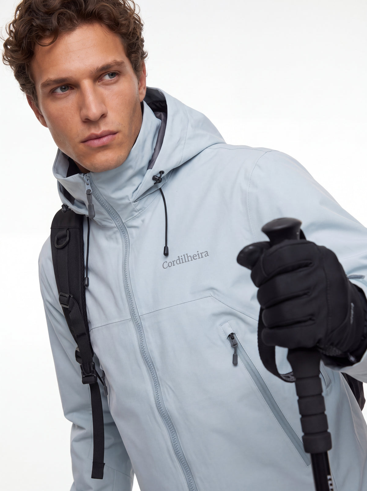 Modelo usando Jaqueta Anorak Cordilheira Heavy Storm Masculina em proposta técnica de hiking, Roupa da Marca Cordilheira com Boa resistência, qualidade e proteção Confiável para outdoor.