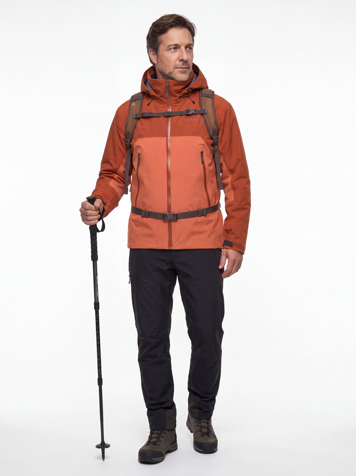Modelo usando Jaqueta Anorak Cordilheira Heavy Storm Masculina em proposta hiking, Roupa da Marca Cordilheira com Boa resistência, qualidade e proteção Confiável para trilhas.