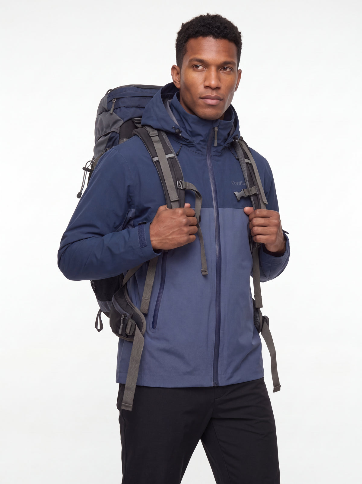 Modelo usando mochila de trekking e Jaqueta Anorak Cordilheira Heavy Storm Masculina, Roupa da Marca Cordilheira com Boa resistência e proteção Confiável para trilhas e aventuras.