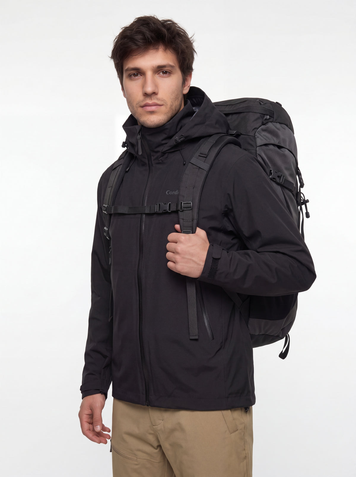 Modelo usando mochila de trekking com Jaqueta Anorak Cordilheira Heavy Storm Masculina, Roupa da Marca Cordilheira com Boa resistência e proteção impermeável Confiável para trilhas e aventuras.