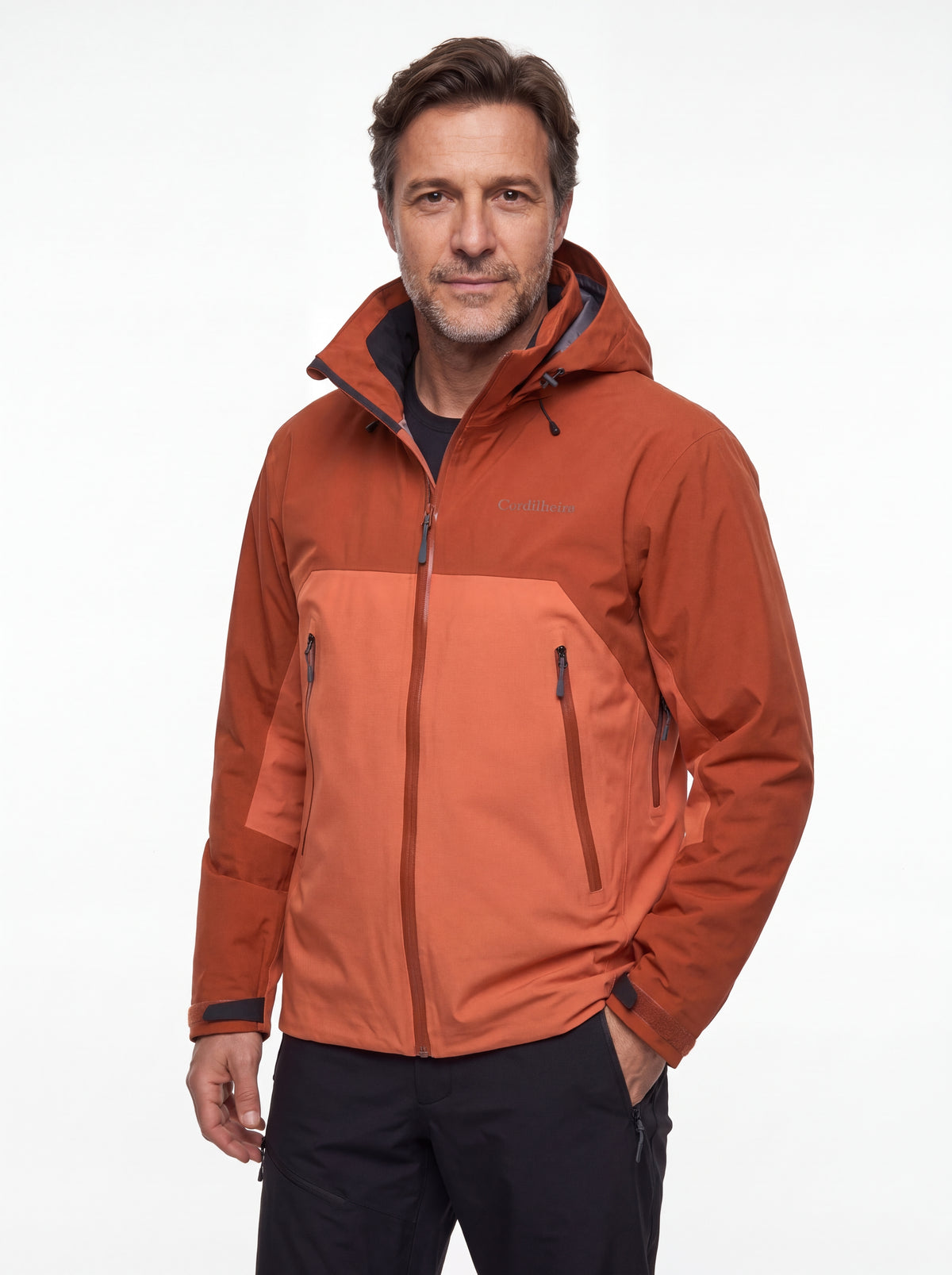 Modelo posando com Jaqueta Anorak Cordilheira Heavy Storm Masculina, Roupa da Marca Cordilheira com Boa qualidade, resistência e acabamento Confiável para atividades outdoor.