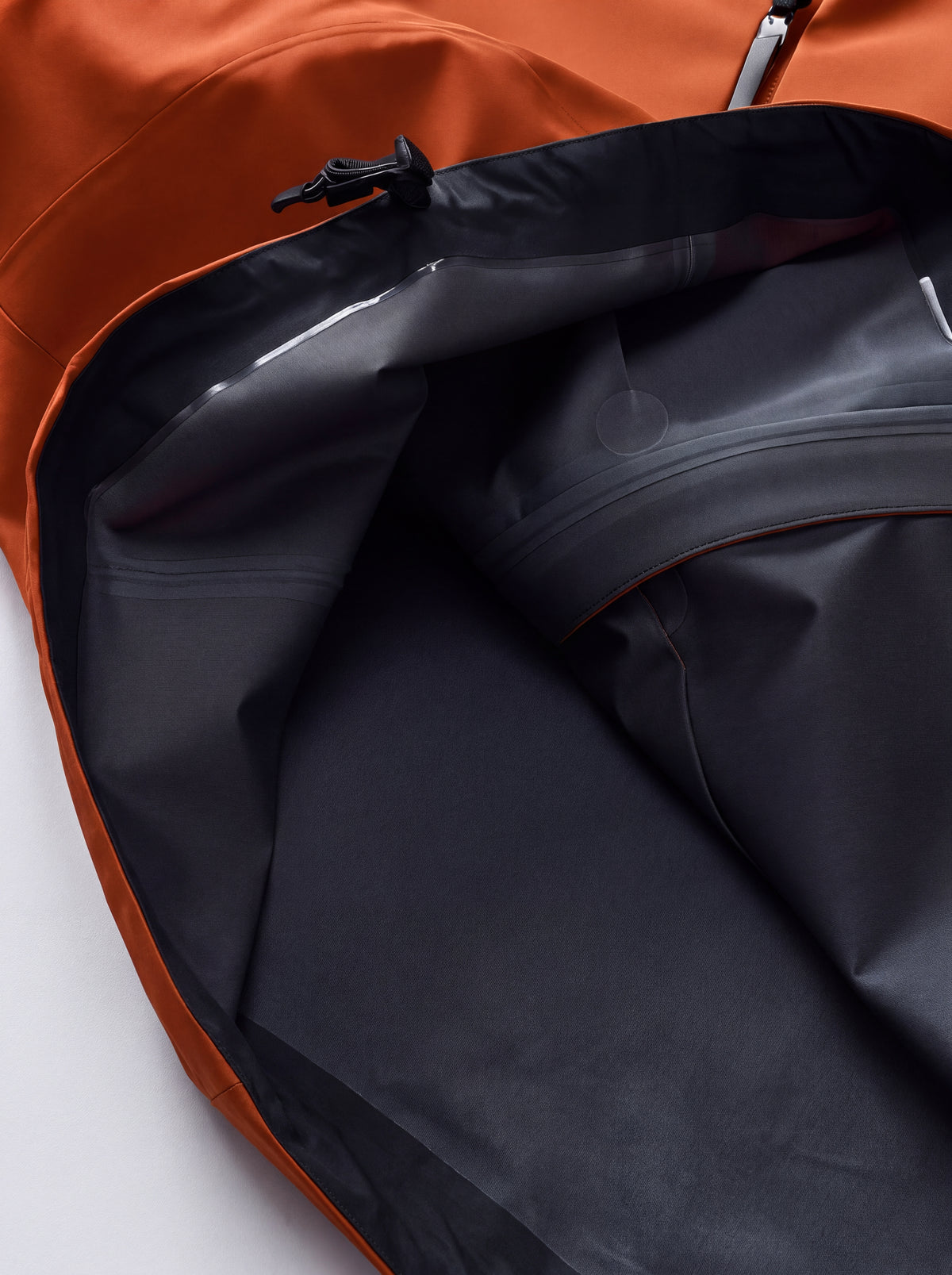 Jaqueta Anorak Cordilheira Heavy Storm Masculina em detalhe, Roupa da Marca Cordilheira com Boa resistência, impermeabilidade e acabamento Confiável para uso outdoor.