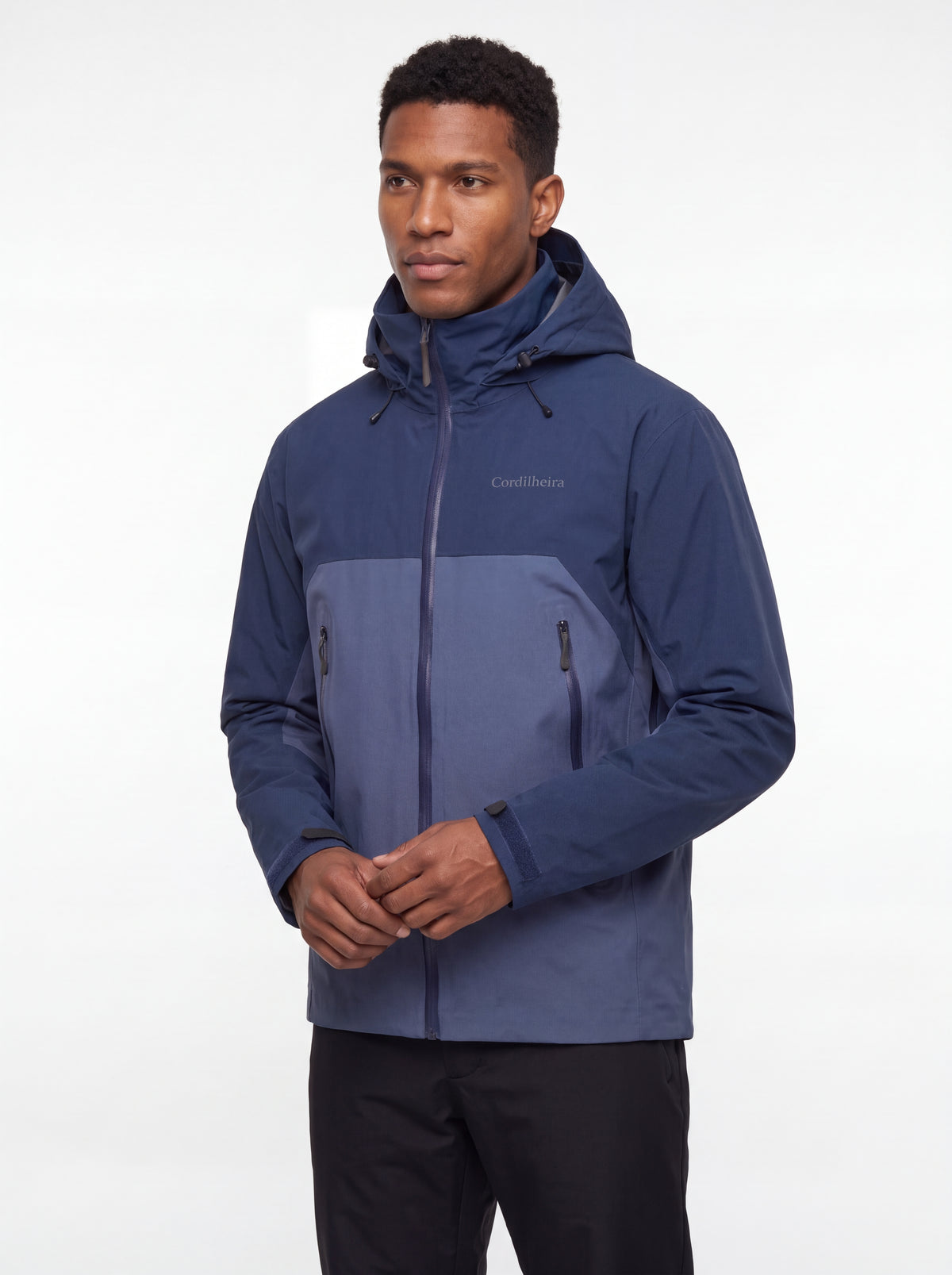 Modelo usando Jaqueta Anorak Cordilheira Heavy Storm Masculina em pose de inverno, Roupa da Marca Cordilheira com Boa qualidade, resistência e proteção Confiável para frio e outdoor.