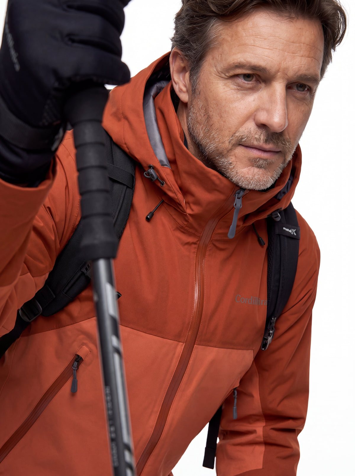 Modelo usando Jaqueta Anorak Cordilheira Heavy Storm Masculina em proposta trail, Roupa da Marca Cordilheira com Boa resistência e proteção Confiável para esportes ao ar livre.