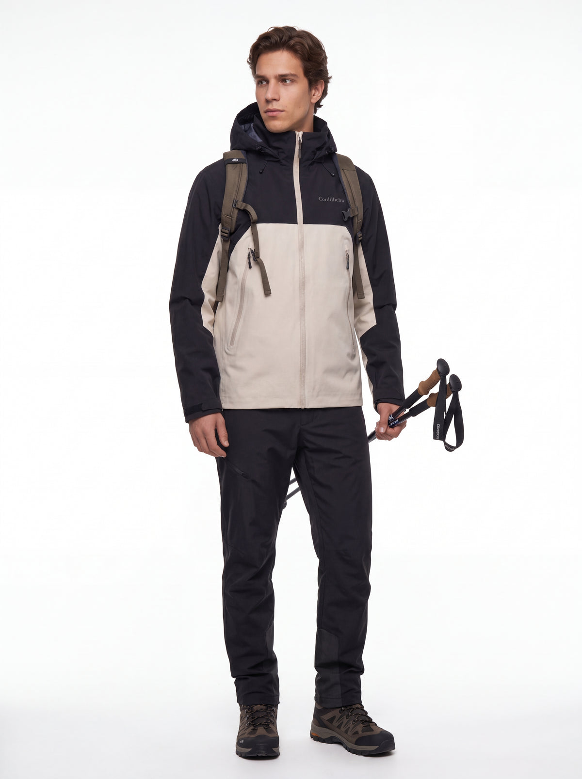Modelo usando Jaqueta Anorak Cordilheira Heavy Storm Masculina em proposta trail profissional, Roupa da Marca Cordilheira com Boa resistência, qualidade e desempenho Confiável para outdoor.