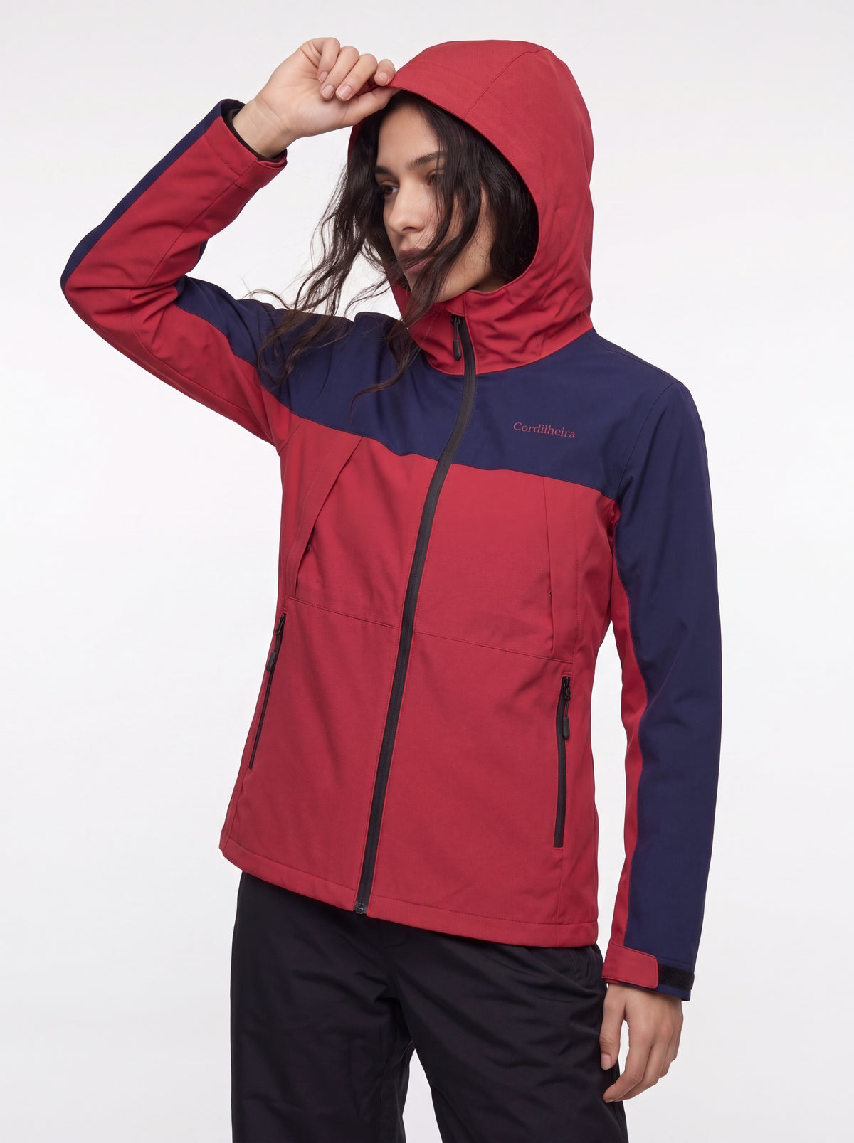 Modelo ajustando o capuz da Jaqueta Cordilheira Boreal Impermeável, Roupa da Marca Cordilheira com Boa proteção Confiável.
