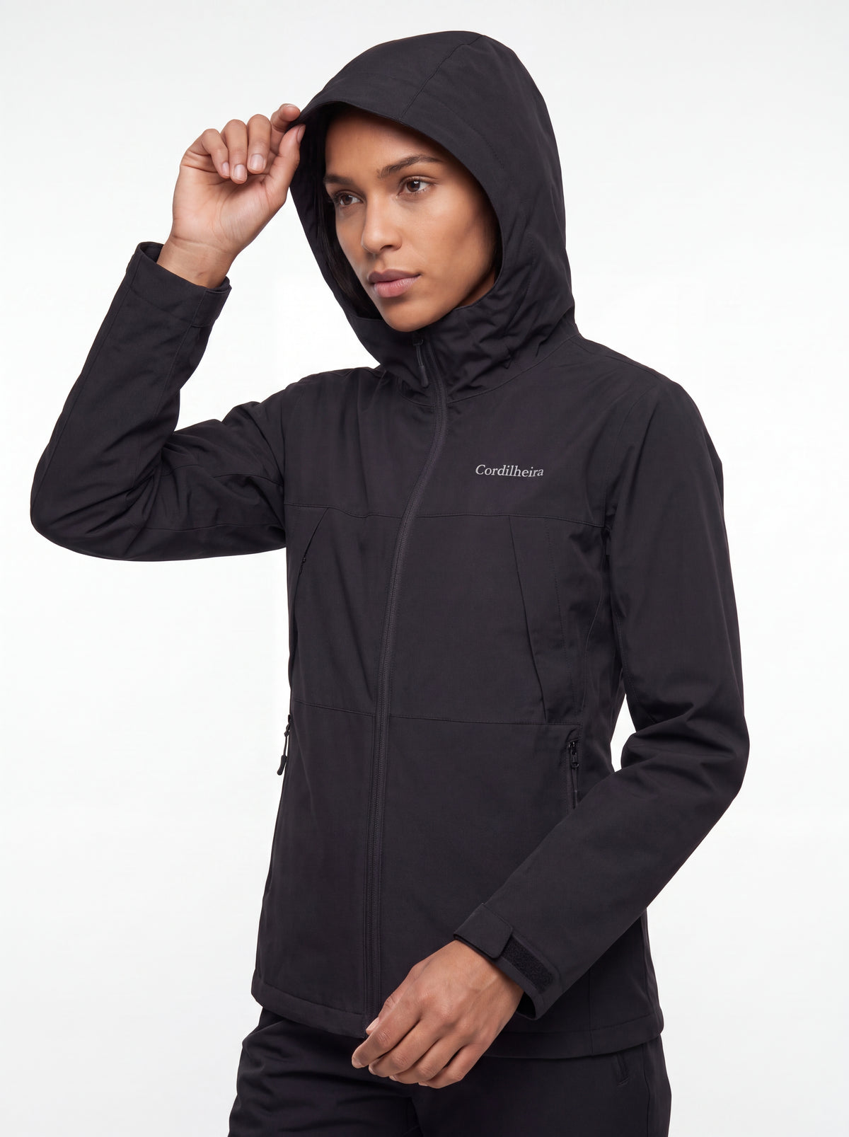 Modelo ajustando capuz da Jaqueta Cordilheira Boreal Impermeável, Roupa da Marca Cordilheira com Boa proteção e acabamento Confiável.