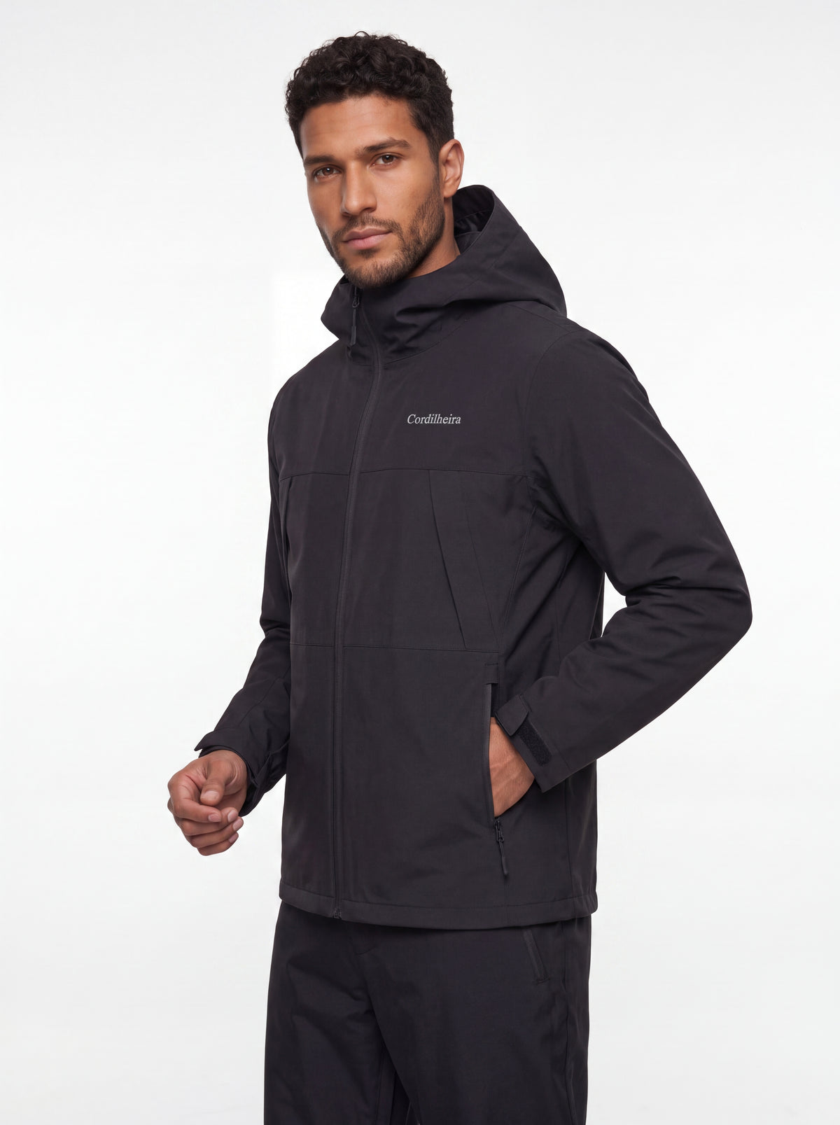 Modelo ajustando pose com Jaqueta Cordilheira Boreal Impermeável, Roupa da Marca Cordilheira com Boa qualidade e acabamento Confiável.