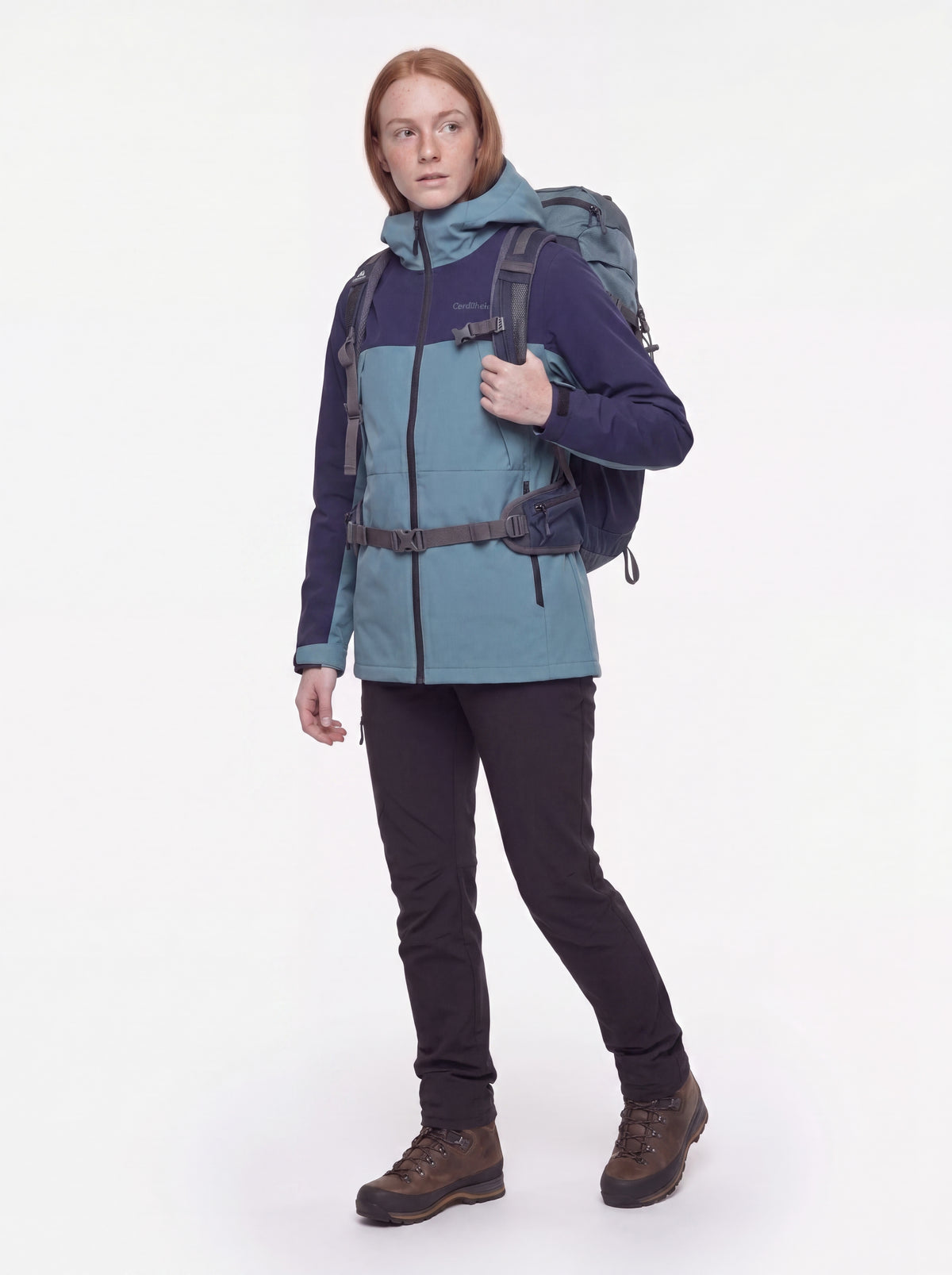 Modelo com pose ajustada sem bastões usando Jaqueta Cordilheira Boreal Impermeável, Roupa da Marca Cordilheira com Boa qualidade Confiável.