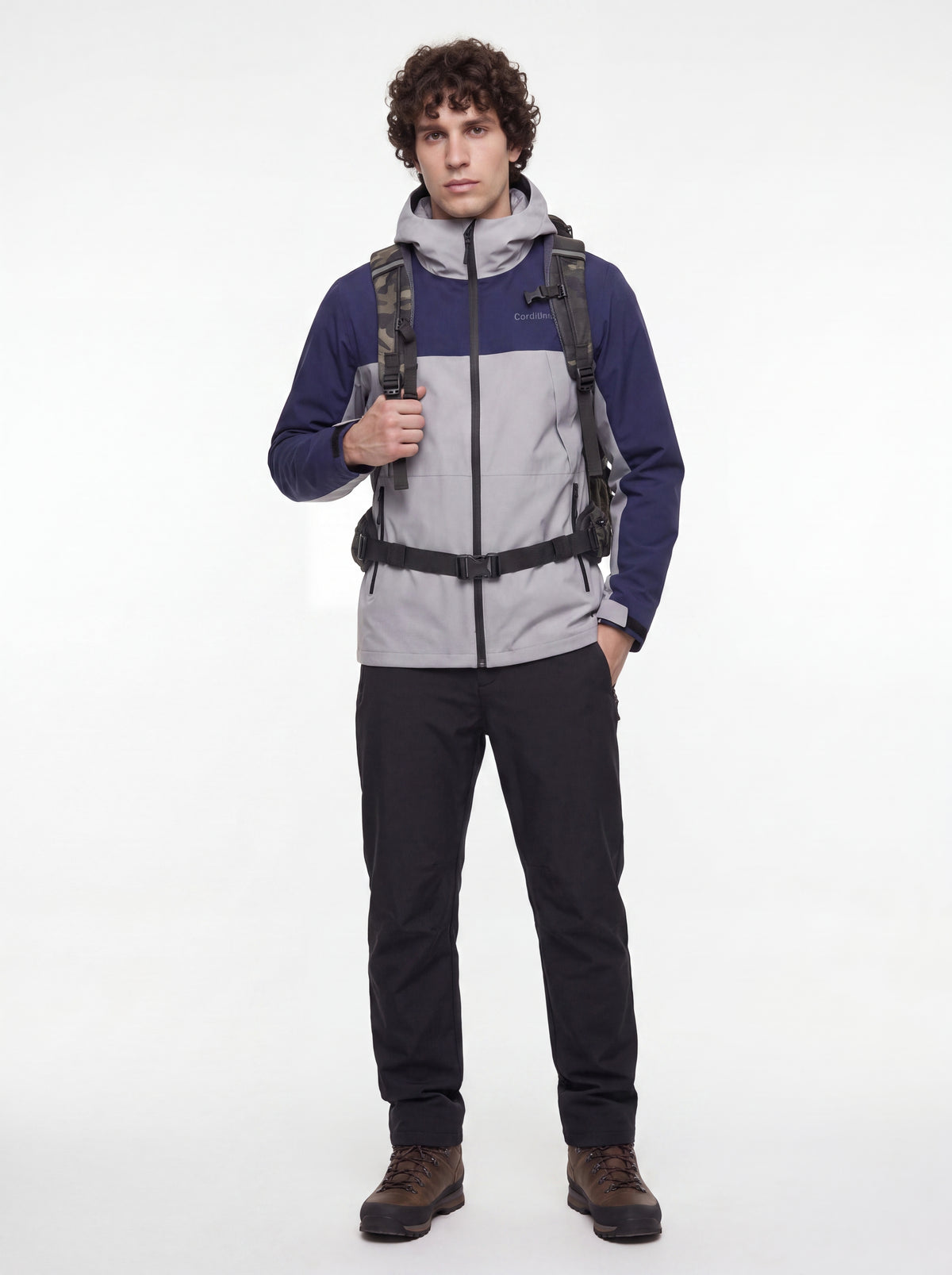 Modelo com Jaqueta Cordilheira Boreal Impermeável em pose ajustada sem bastões, Roupa da Marca Cordilheira com Boa proteção Confiável.