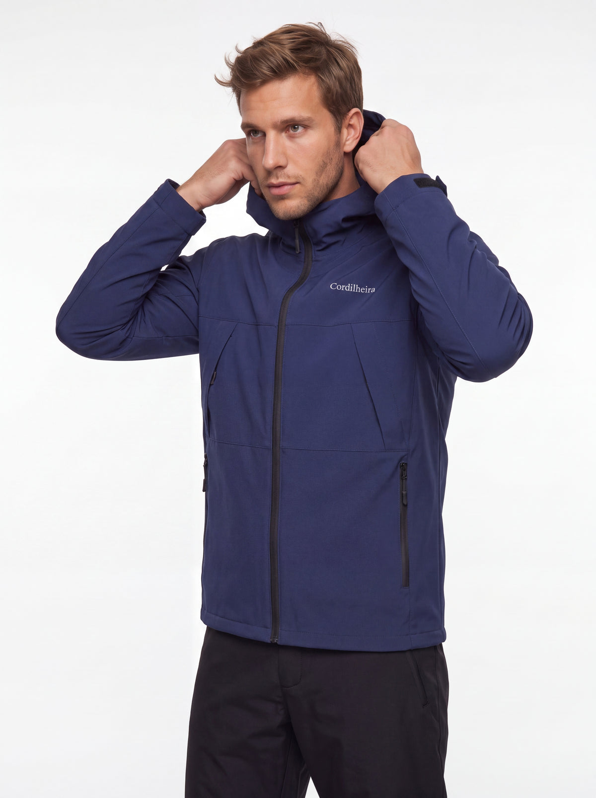 Modelo usando capuz da Jaqueta Cordilheira Boreal Impermeável, Roupa da Marca Cordilheira com Boa proteção e conforto Confiável.