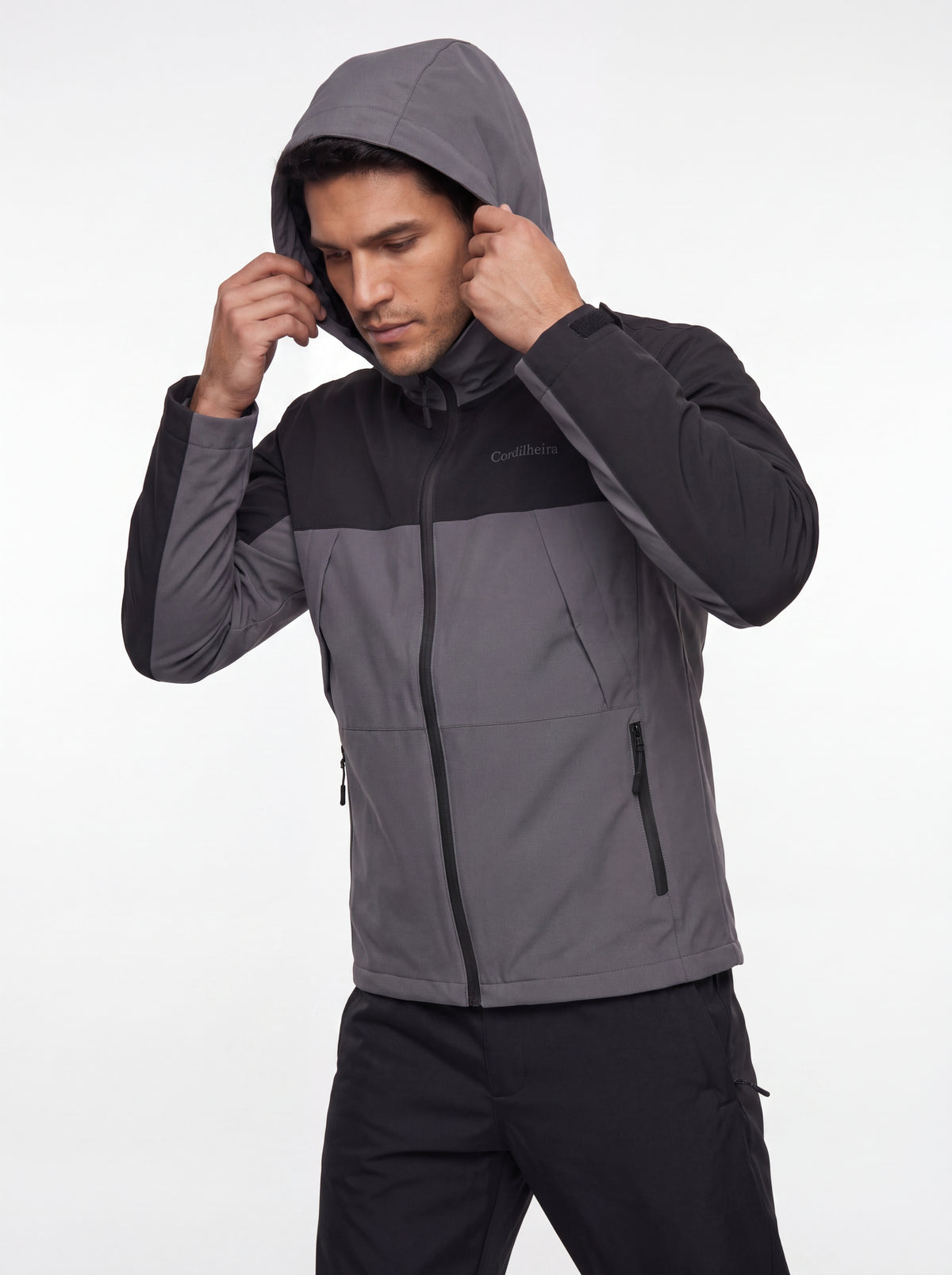 Modelo usando capuz da Jaqueta Cordilheira Boreal Impermeável, Roupa da Marca Cordilheira com Boa proteção e conforto Confiável.