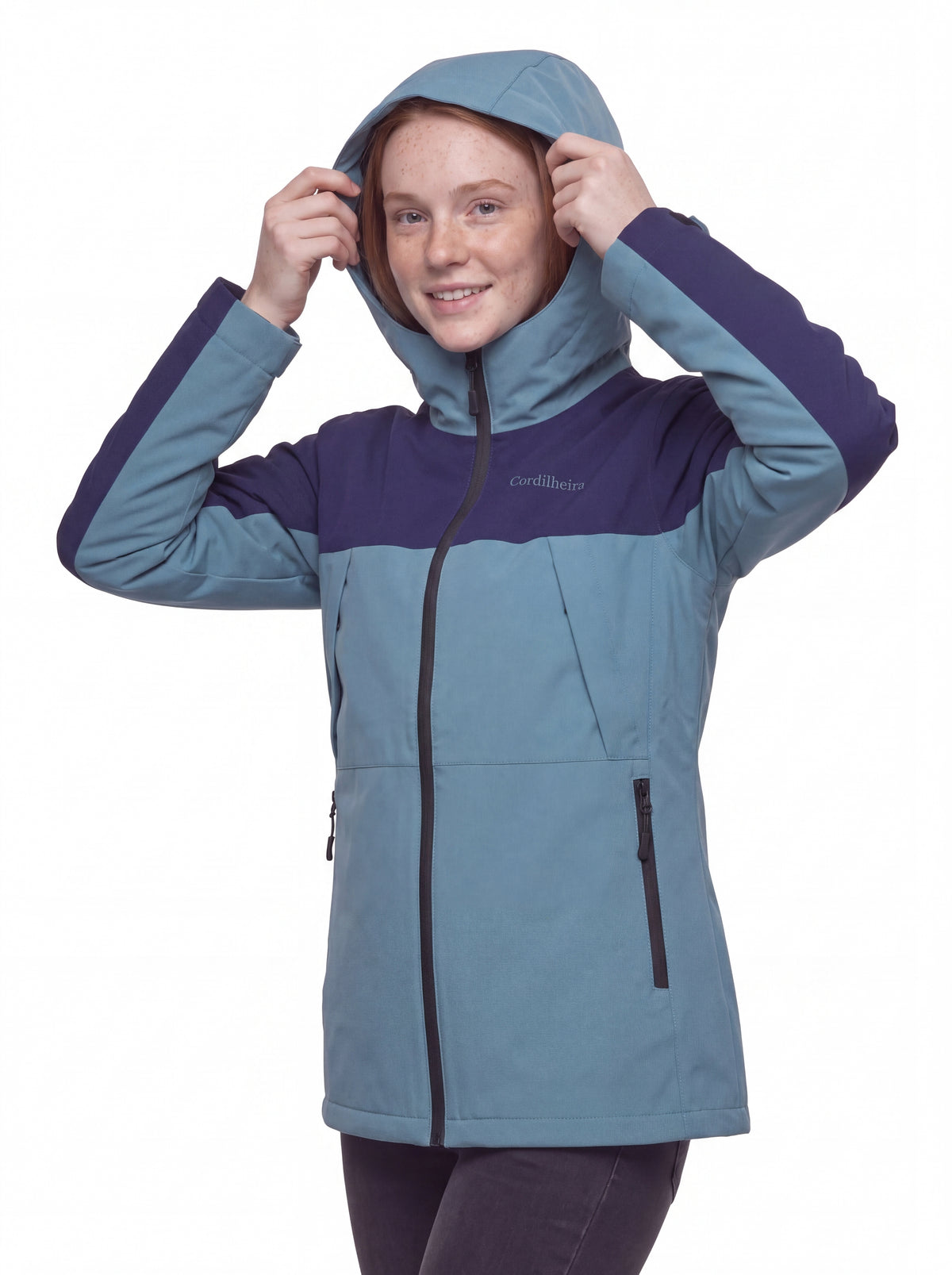 Modelo usando capuz da Jaqueta Cordilheira Boreal Impermeável, Roupa da Marca Cordilheira com Boa resistência e uso Confiável para frio.