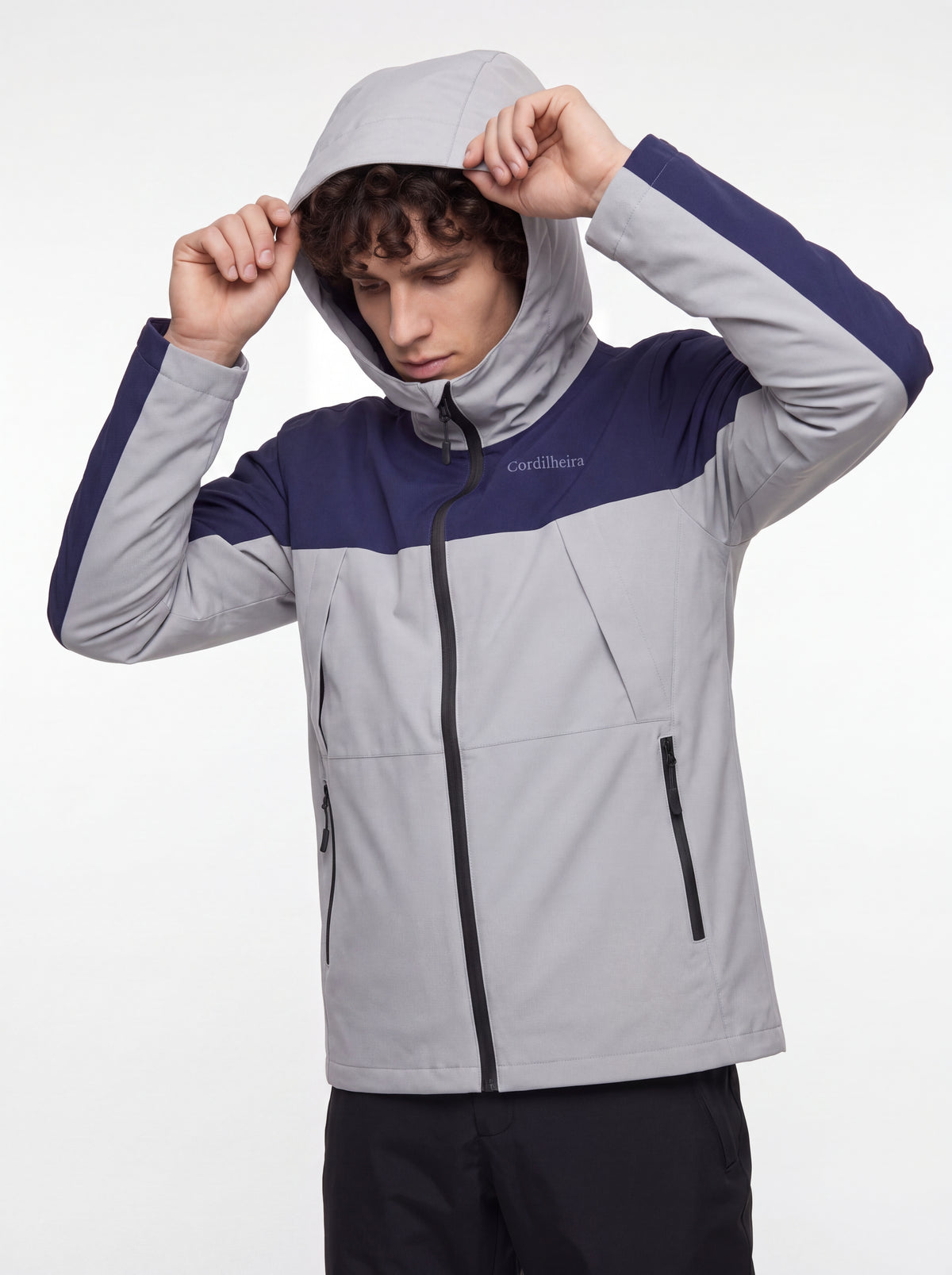 Modelo usando Jaqueta Cordilheira Boreal Impermeável com capuz, Roupa da Marca Cordilheira com Boa resistência e proteção Confiável.