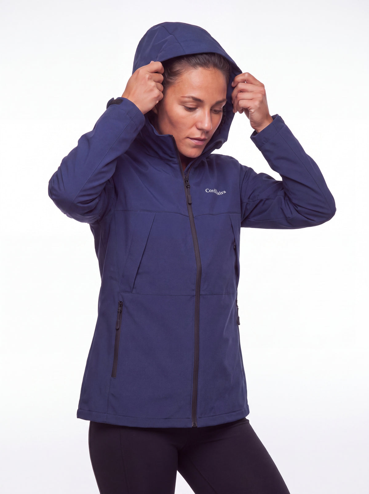 Modelo vestindo capuz da Jaqueta Cordilheira Boreal Impermeável, Roupa da Marca Cordilheira com Boa qualidade e proteção Confiável.