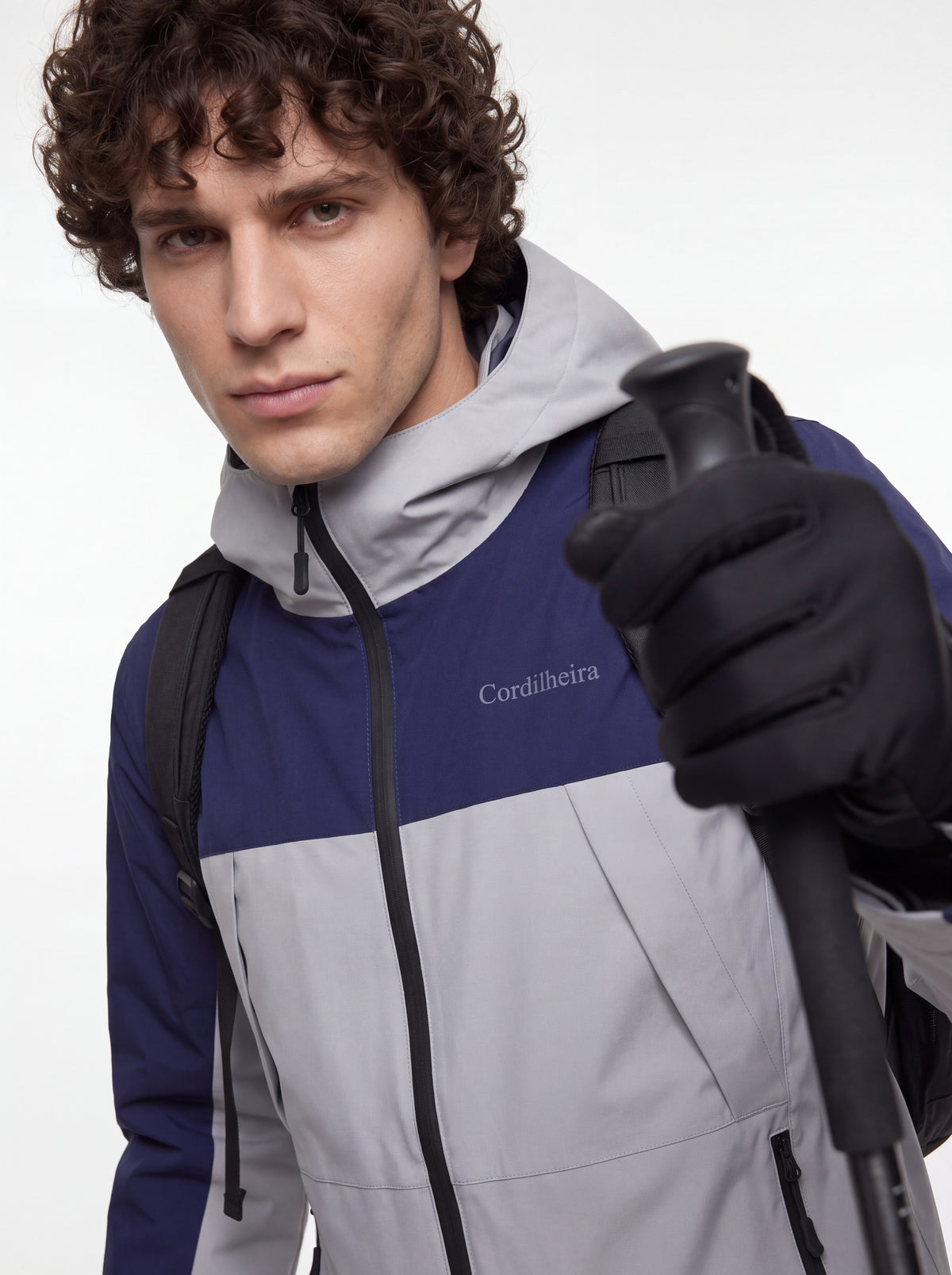 Close-up outdoor da Jaqueta Cordilheira Boreal Impermeável, Roupa da Marca Cordilheira com Boa qualidade e proteção Confiável.
