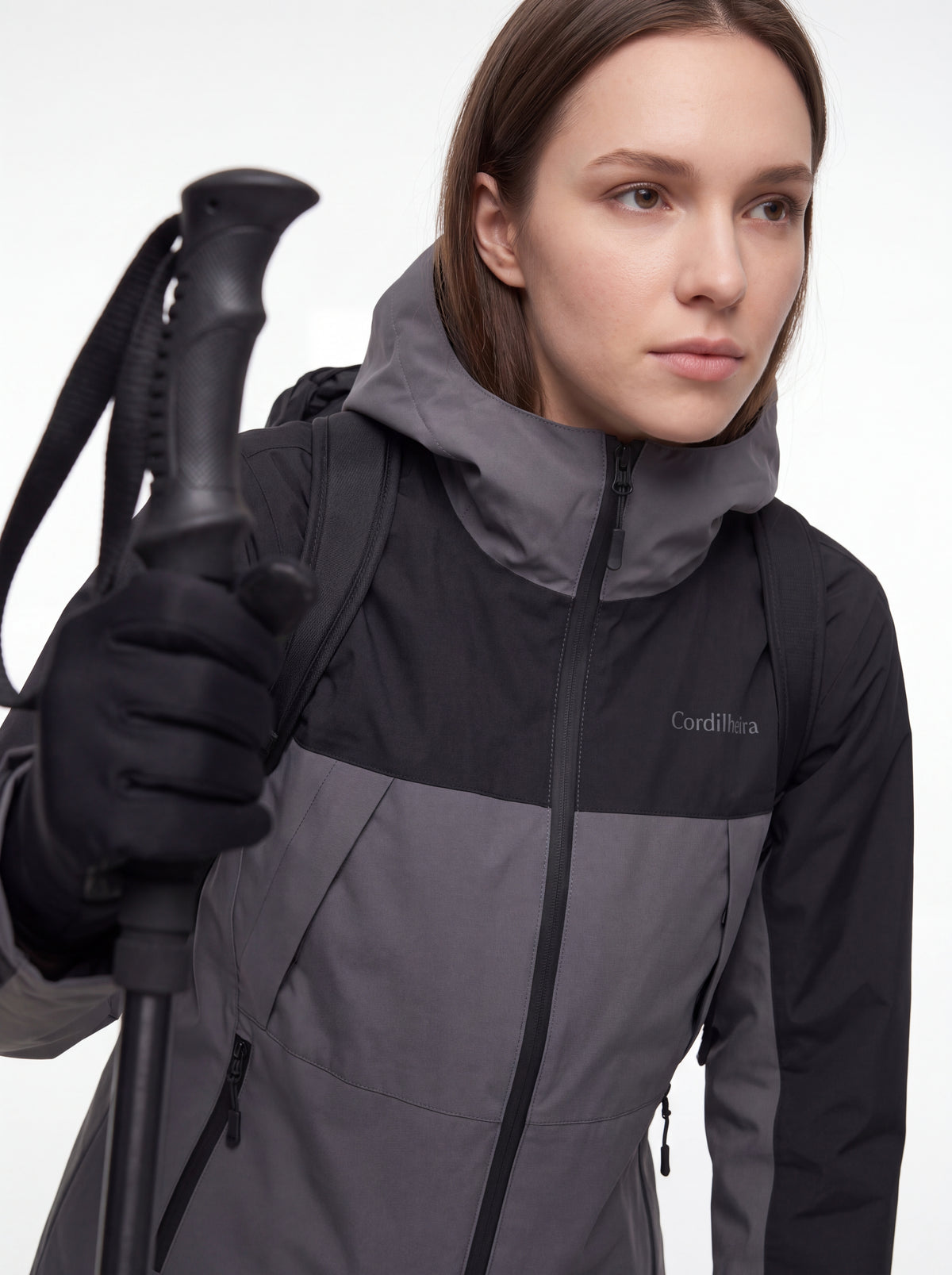 Close-up de campanha outdoor da Jaqueta Cordilheira Boreal Impermeável, Roupa da Marca Cordilheira com Boa proteção e uso Confiável.