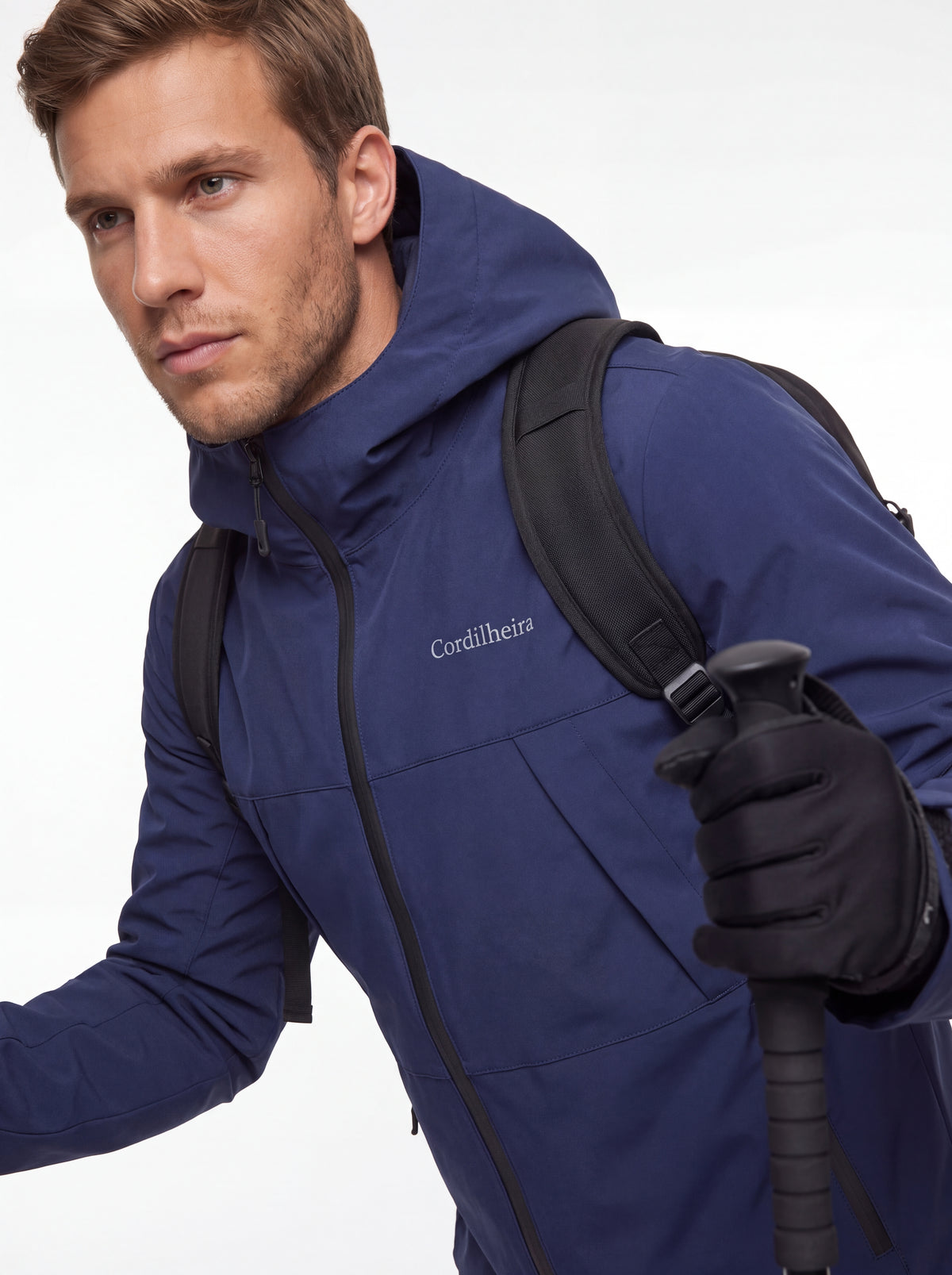 Close-up hiking da Jaqueta Cordilheira Boreal Impermeável em 4K, Roupa da Marca Cordilheira com Boa qualidade e acabamento Confiável.