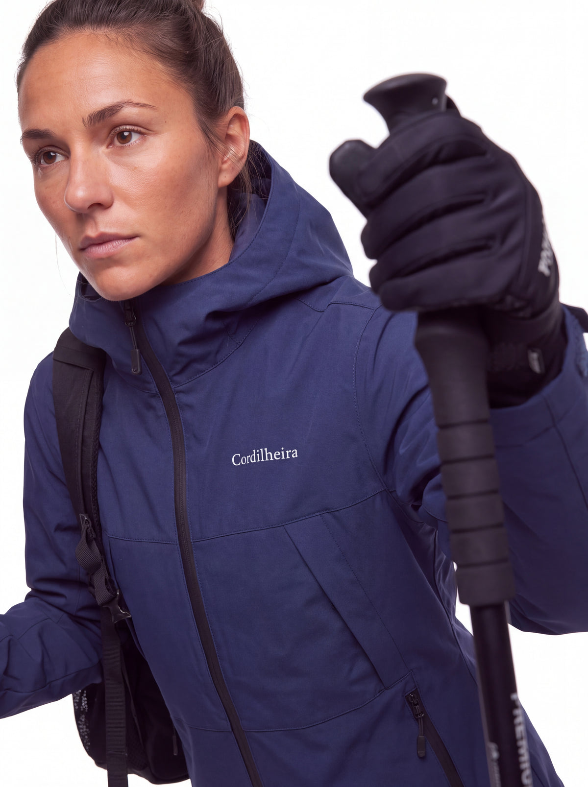 Close-up editorial hiking da Jaqueta Cordilheira Boreal Impermeável, Roupa da Marca Cordilheira com Boa resistência e acabamento Confiável.