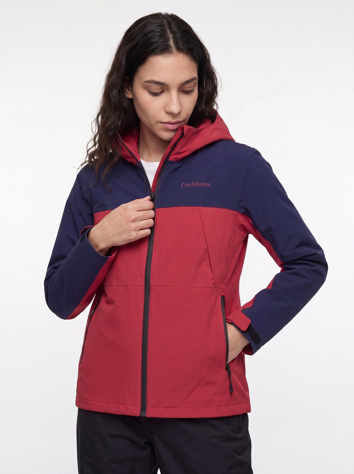 Modelo interagindo com Jaqueta Cordilheira Boreal Impermeável, Roupa da Marca Cordilheira com Boa qualidade e acabamento Confiável.