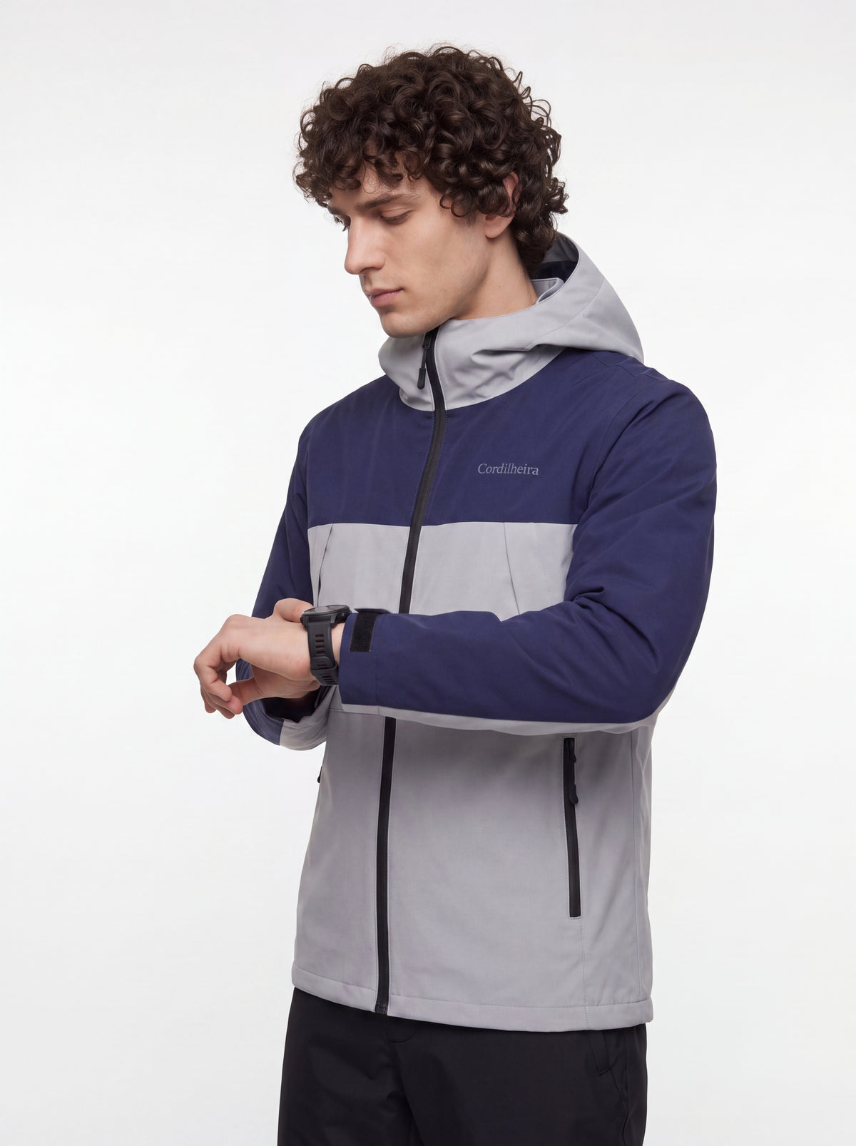 Pose com logo Cordilheira na Jaqueta Cordilheira Boreal Impermeável, Roupa da Marca Cordilheira com Boa resistência e uso Confiável.