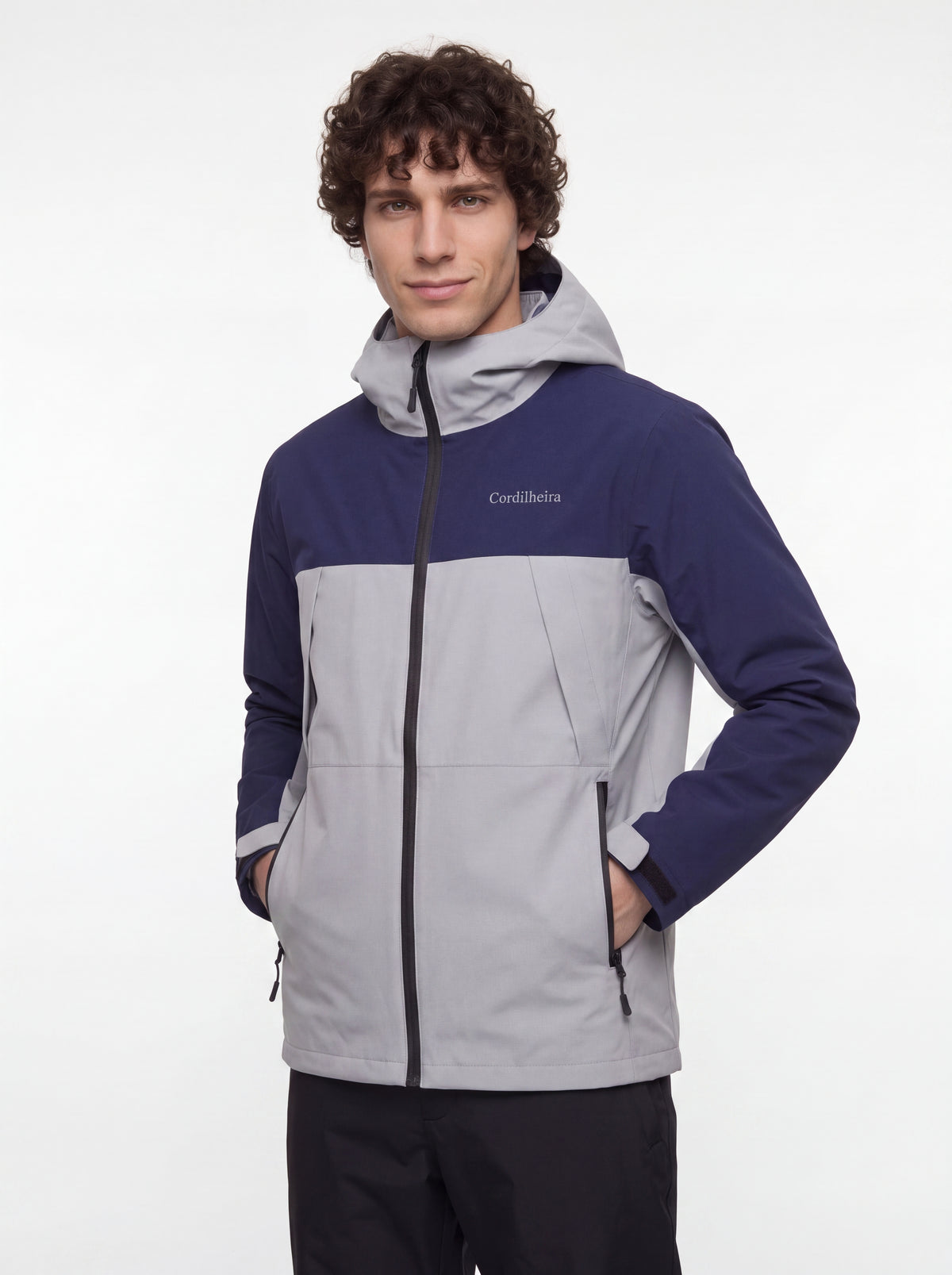 Modelo com logo íntegra na Jaqueta Cordilheira Boreal Impermeável, Roupa da Marca Cordilheira com Boa apresentação e acabamento Confiável.