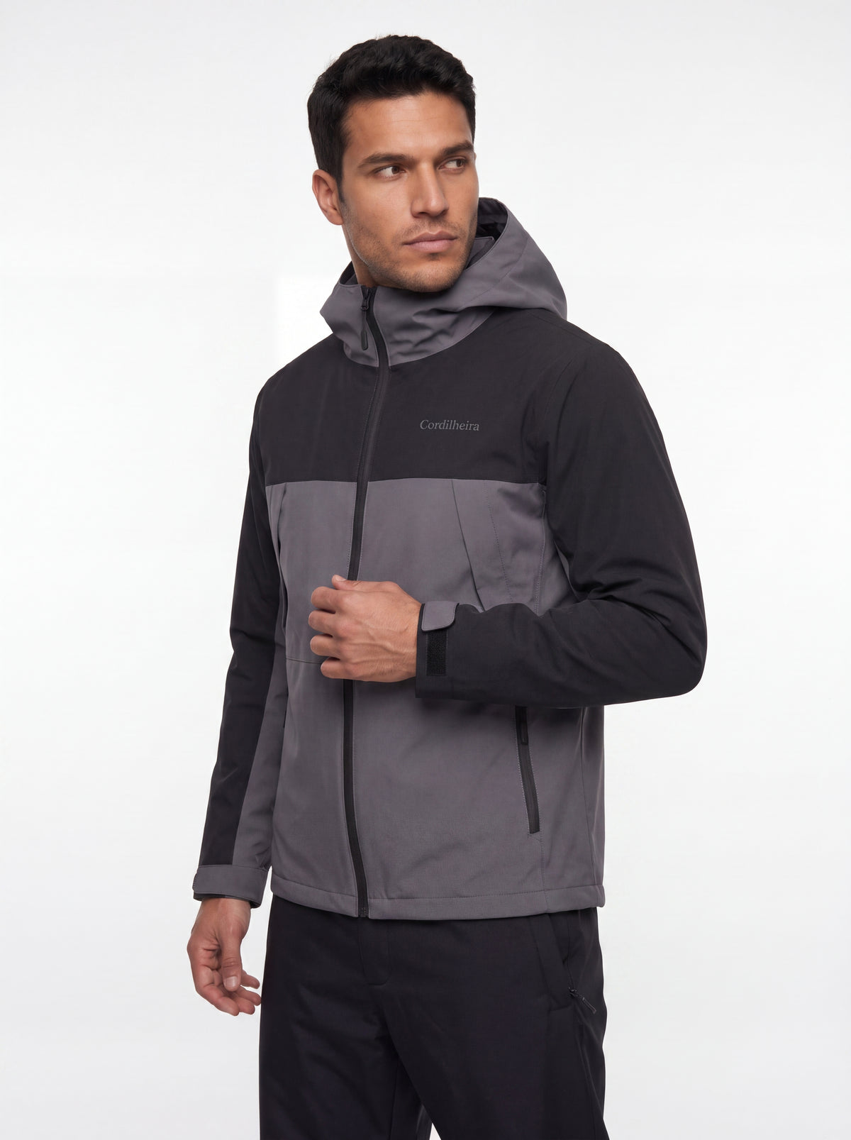 Pose com logo no peito preservada na Jaqueta Cordilheira Boreal Impermeável, Roupa da Marca Cordilheira com Boa apresentação Confiável.