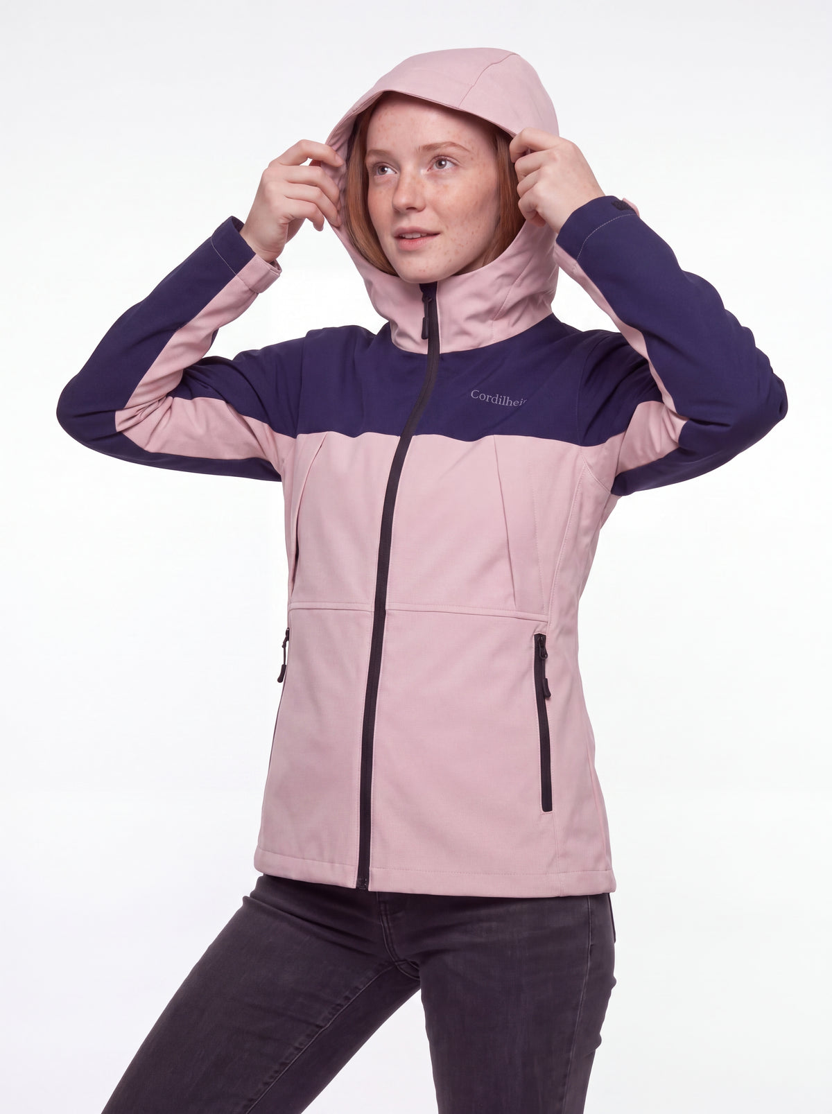 Modelo colocando o capuz da Jaqueta Cordilheira Boreal Impermeável, Roupa da Marca Cordilheira com Boa proteção Confiável para vento.