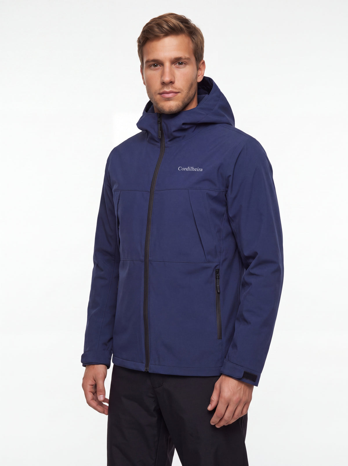 Modelo com Jaqueta Cordilheira Boreal Impermeável em fundo branco, Roupa da Marca Cordilheira com Boa apresentação e uso Confiável.